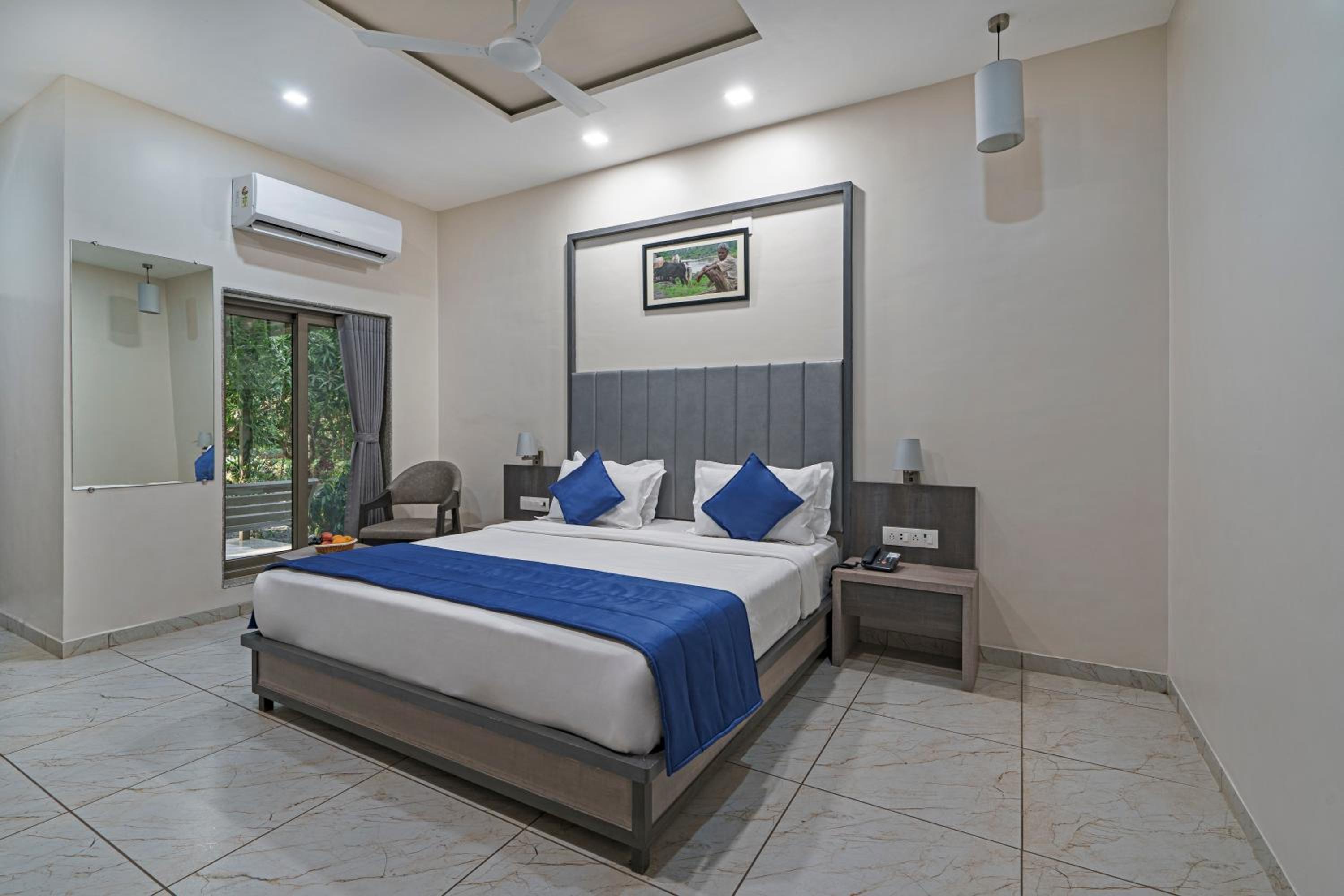Classic Room with Balcony - Photo 4