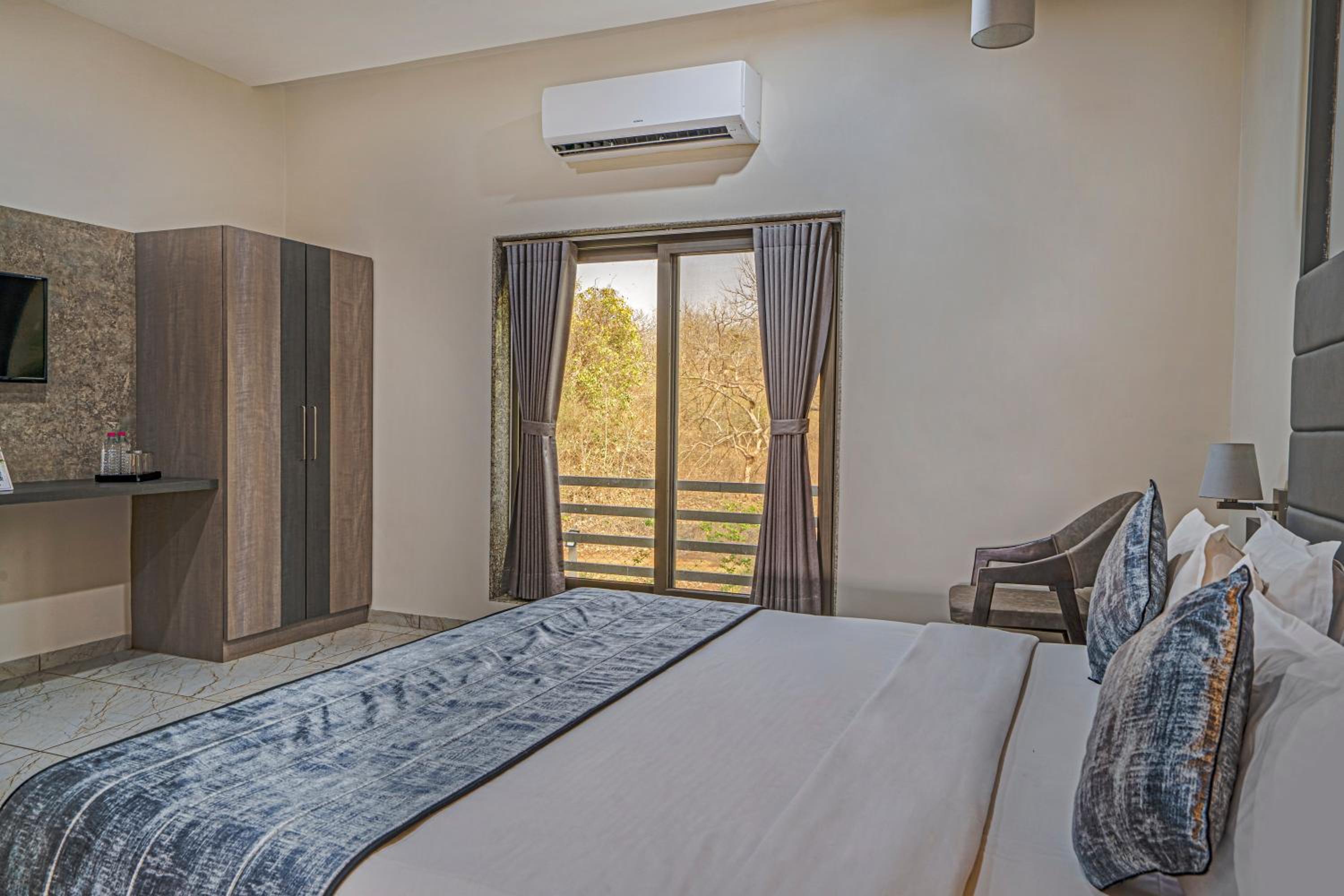 Classic Room with Balcony - Photo 3