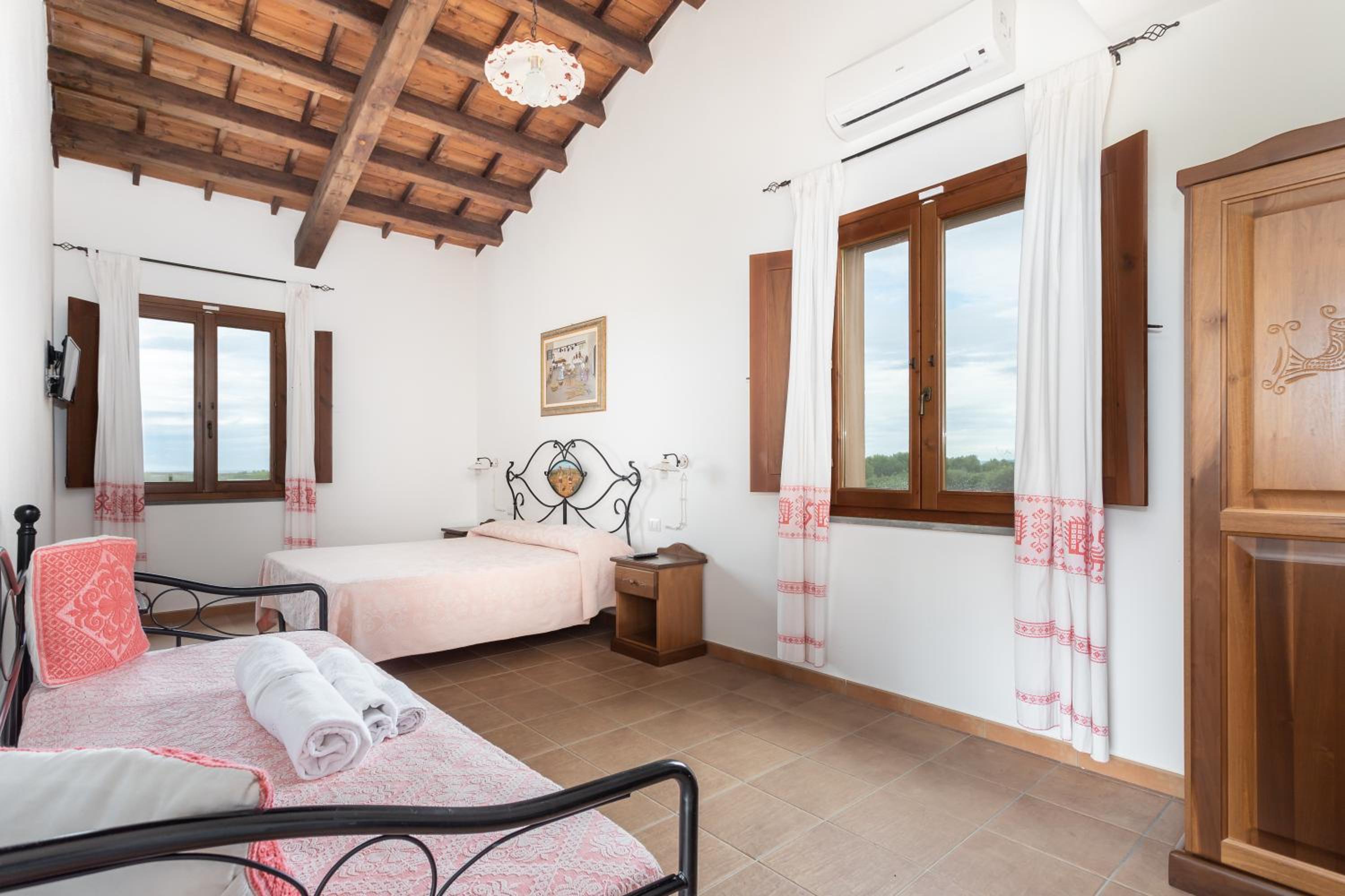 Large Double or Twin Room photo 2