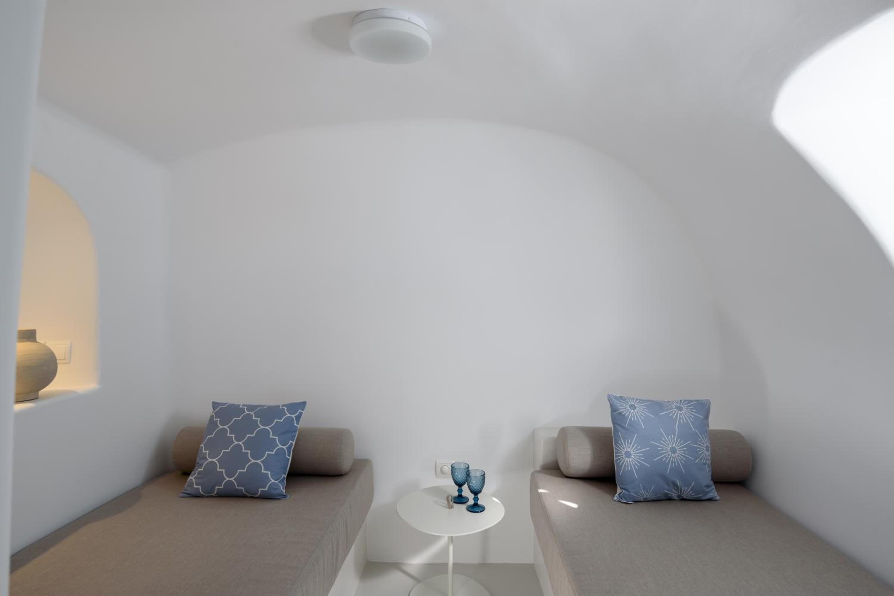 Two Bedroom Villa with Caldera View and Heated Plunge Pool - Photo 11