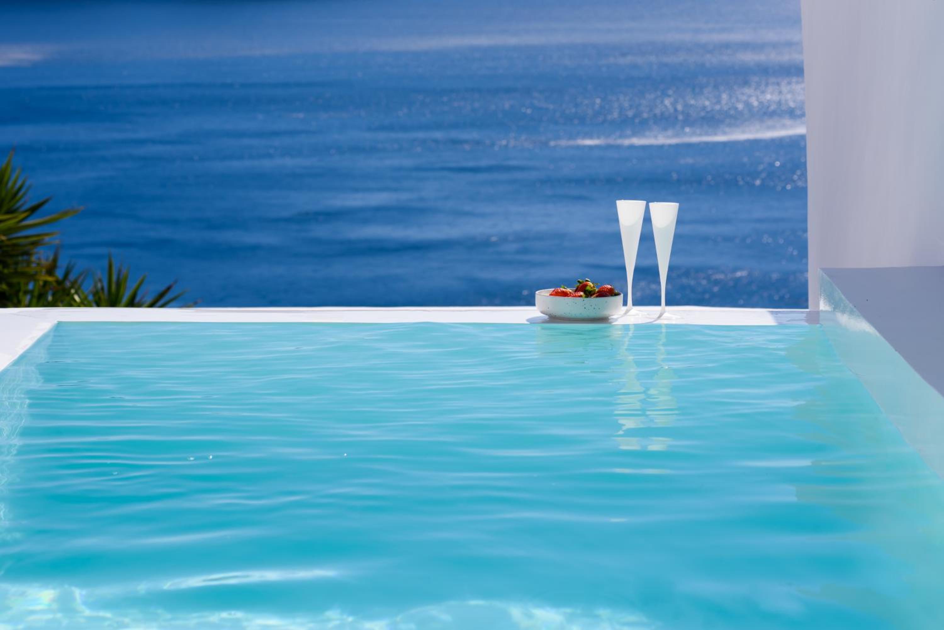 Two Bedroom Villa with Caldera View and Heated Plunge Pool - Photo 23