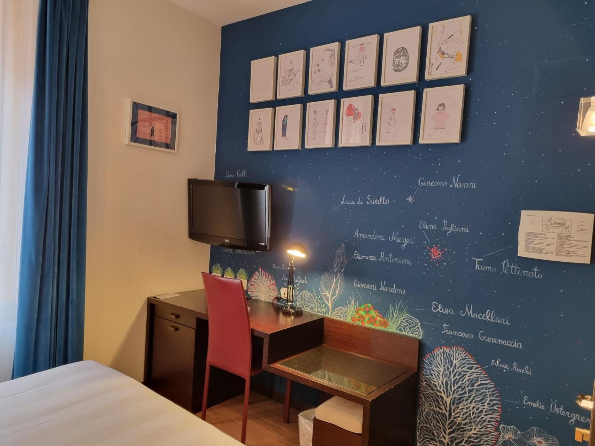 Compact Room - Photo 6