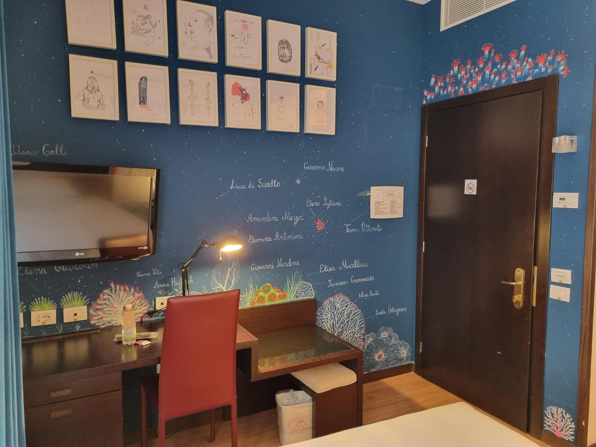 Compact Room - Photo 2