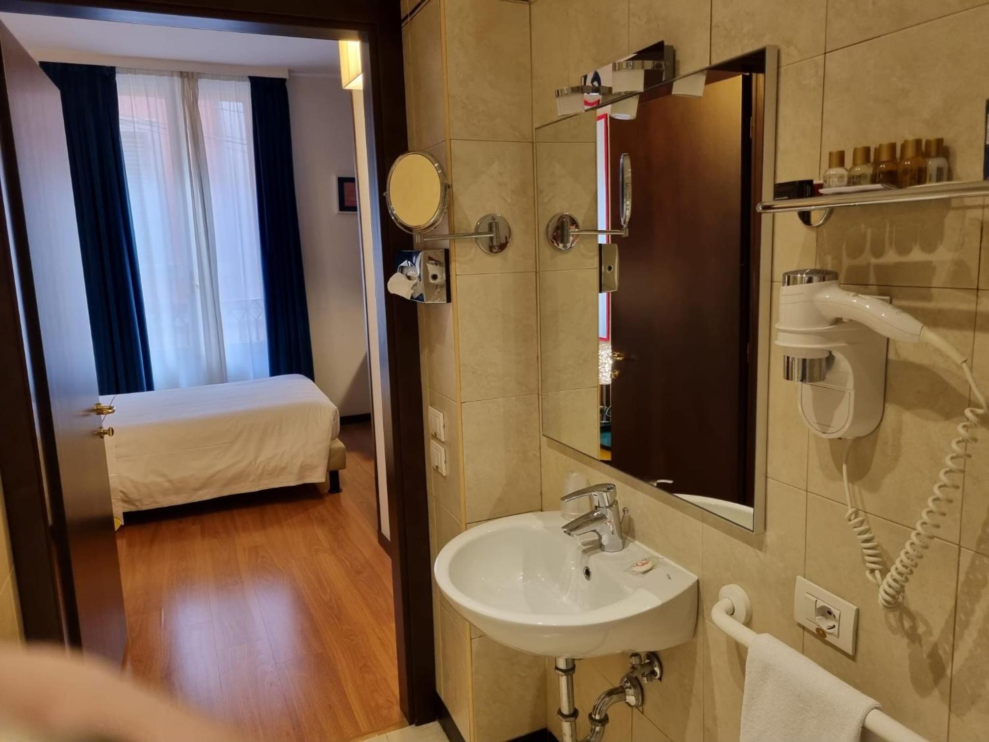 Compact Room - Photo 4