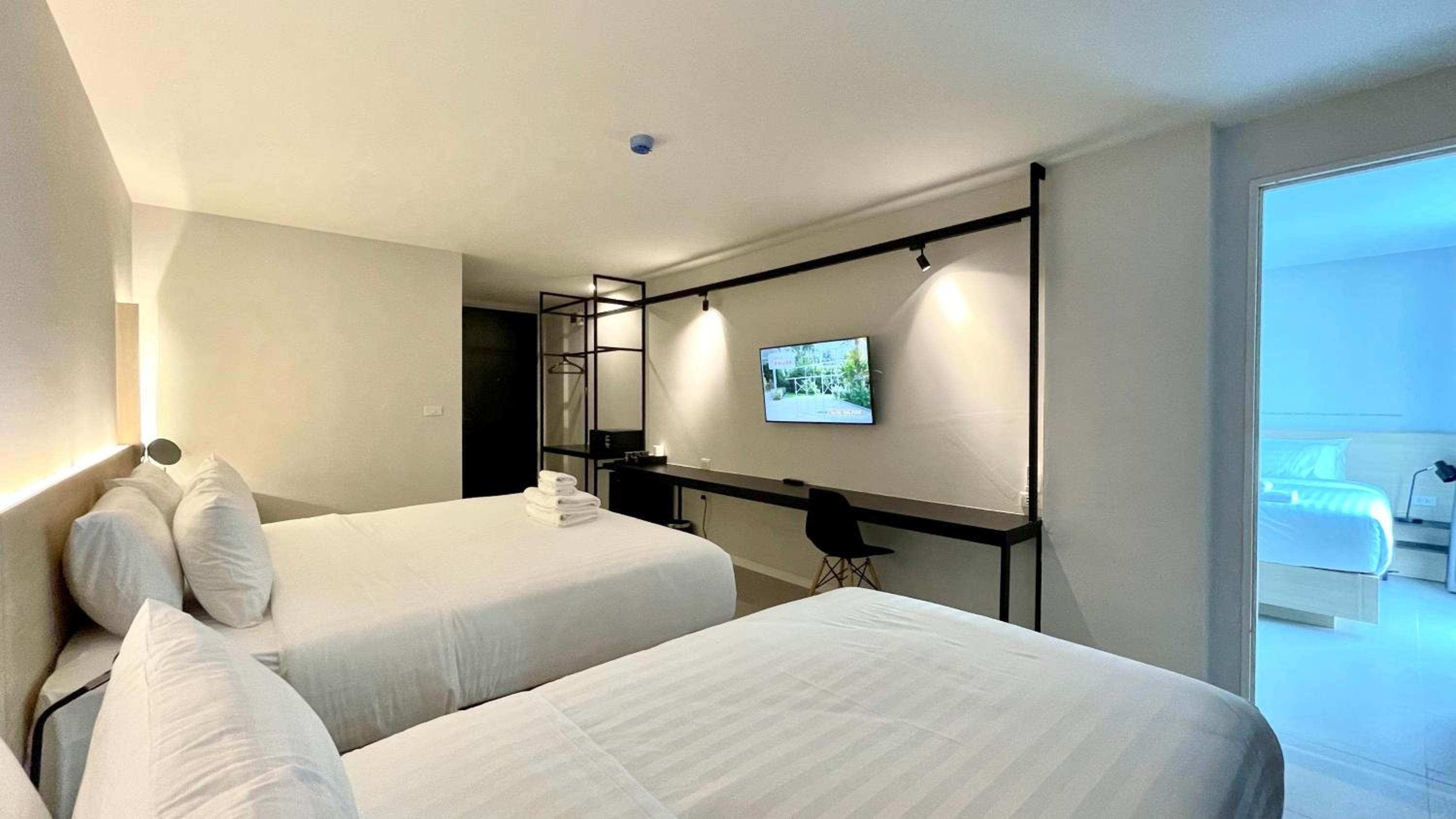 Connecting Room - Photo 16