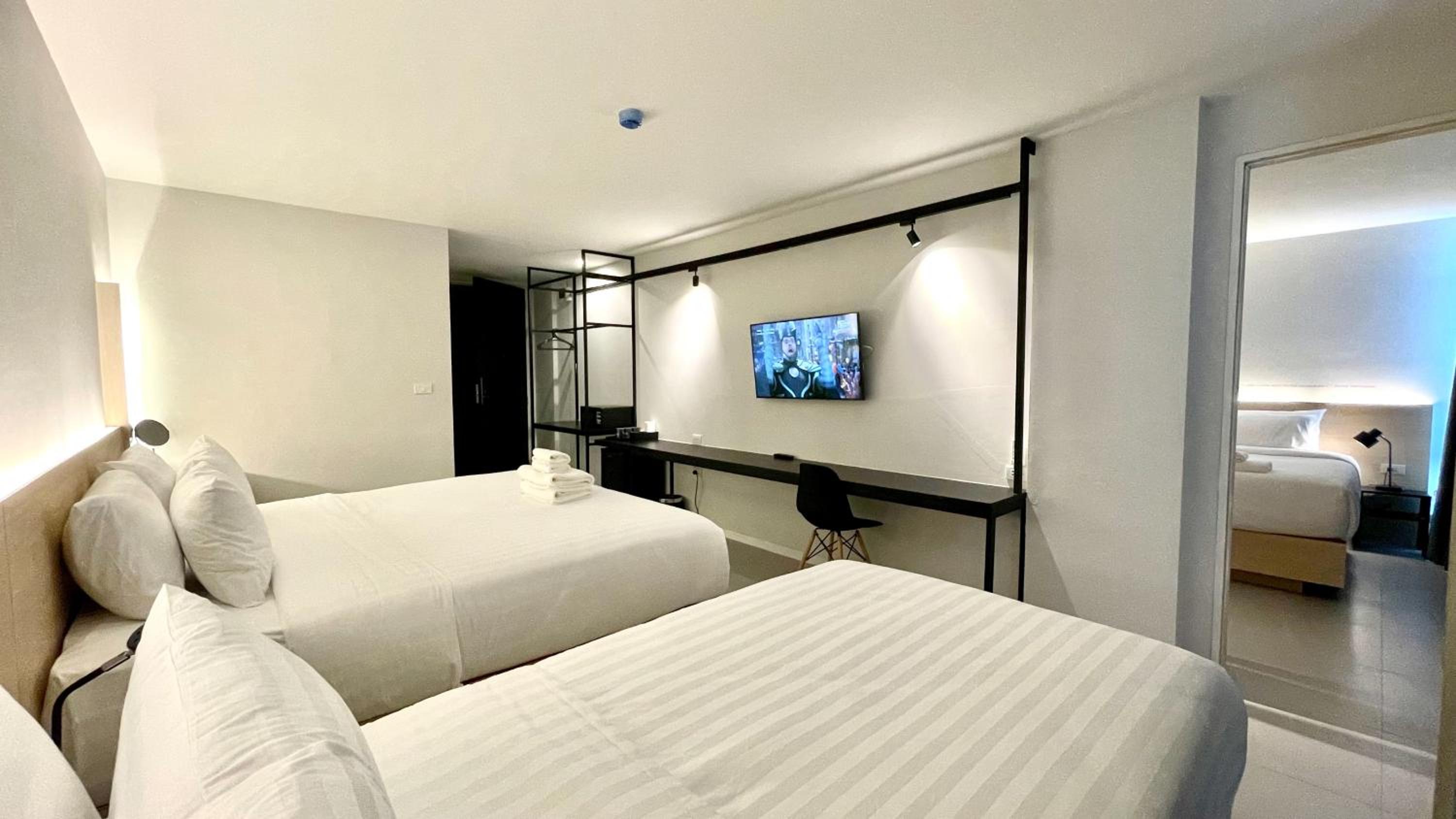 Connecting Room - Photo 14
