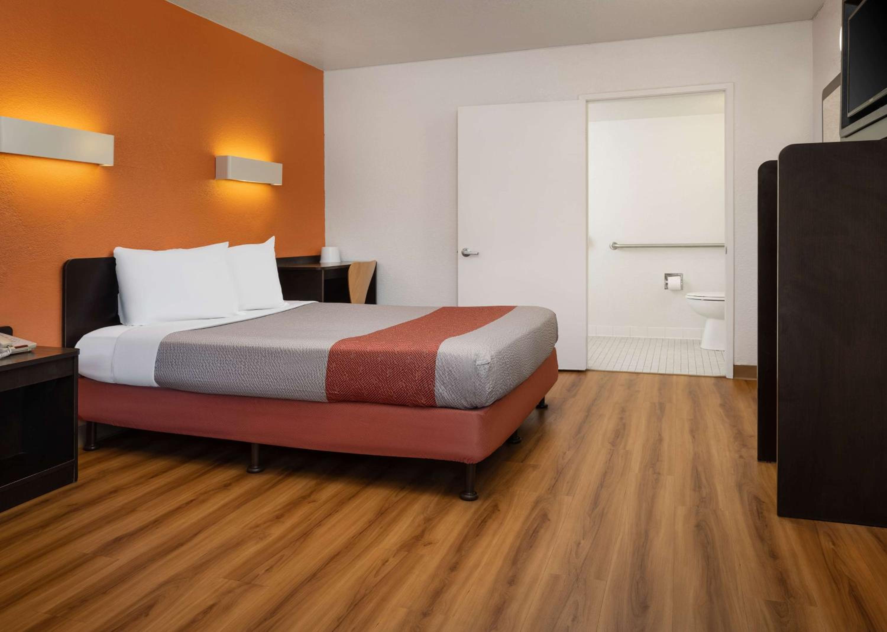 Queen Room - Disability Access - Non-Smoking photo 3