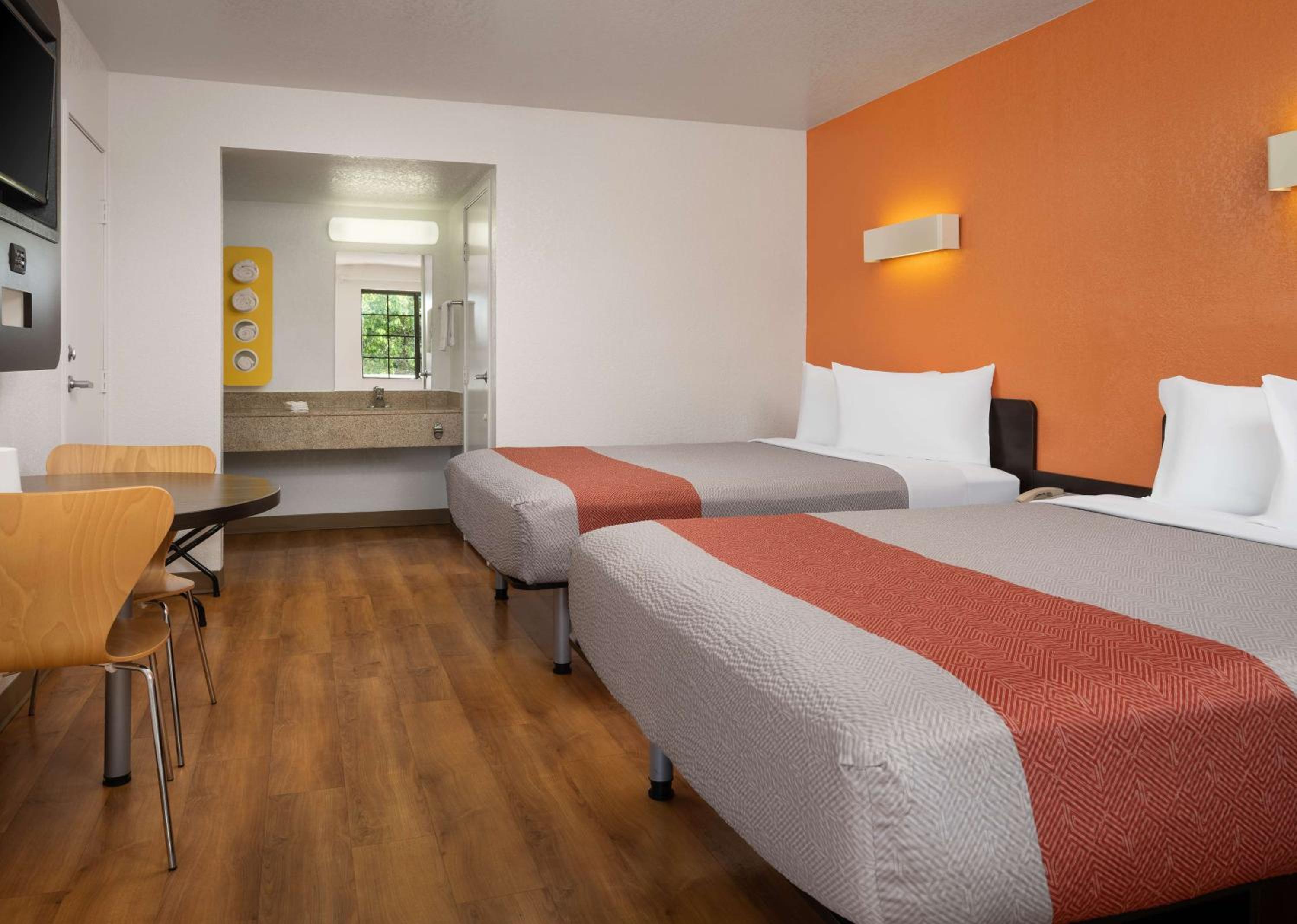 Deluxe Queen Room with Two Queen Beds photo 3