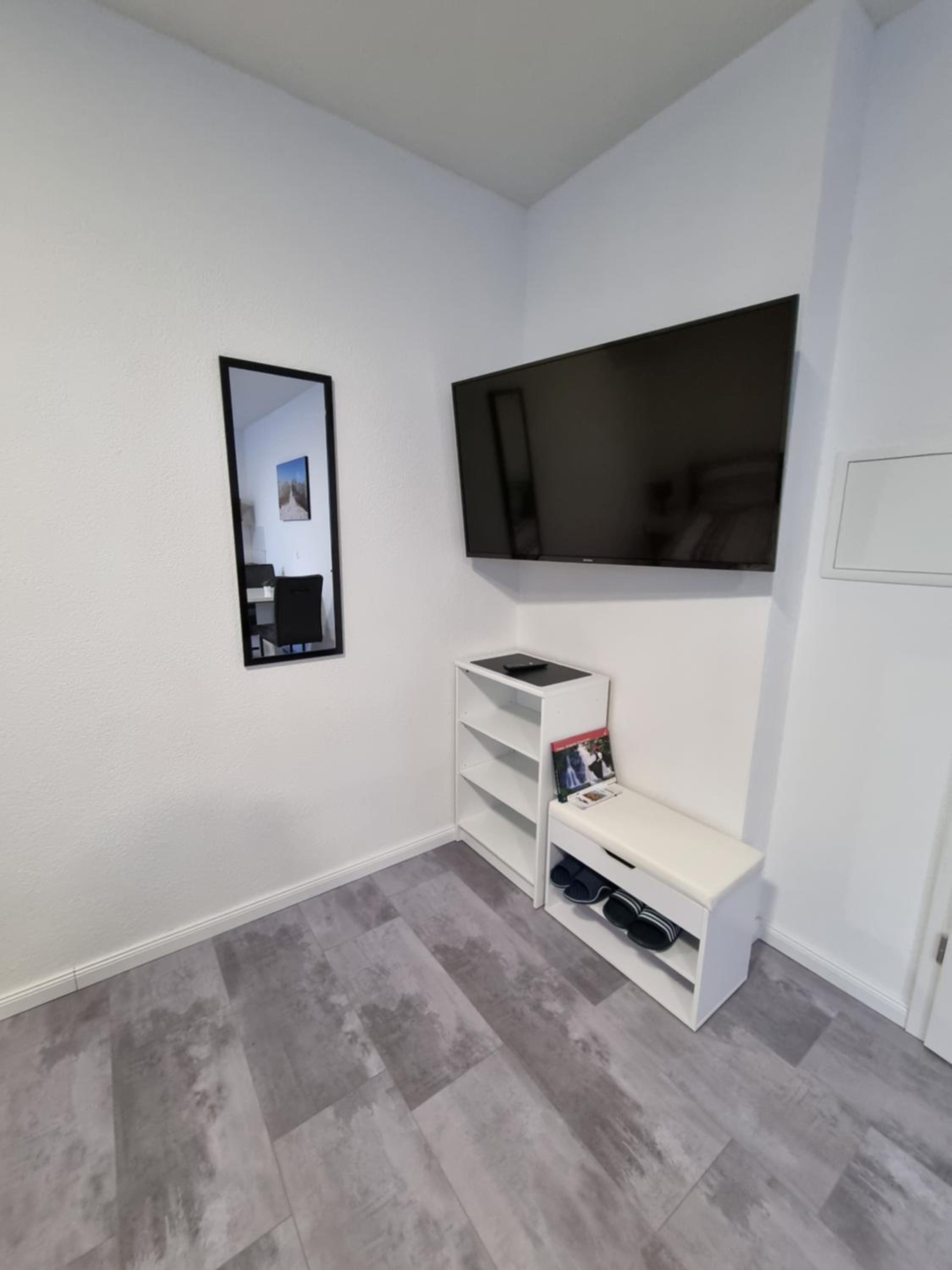 One-Bedroom Apartment - Photo 3