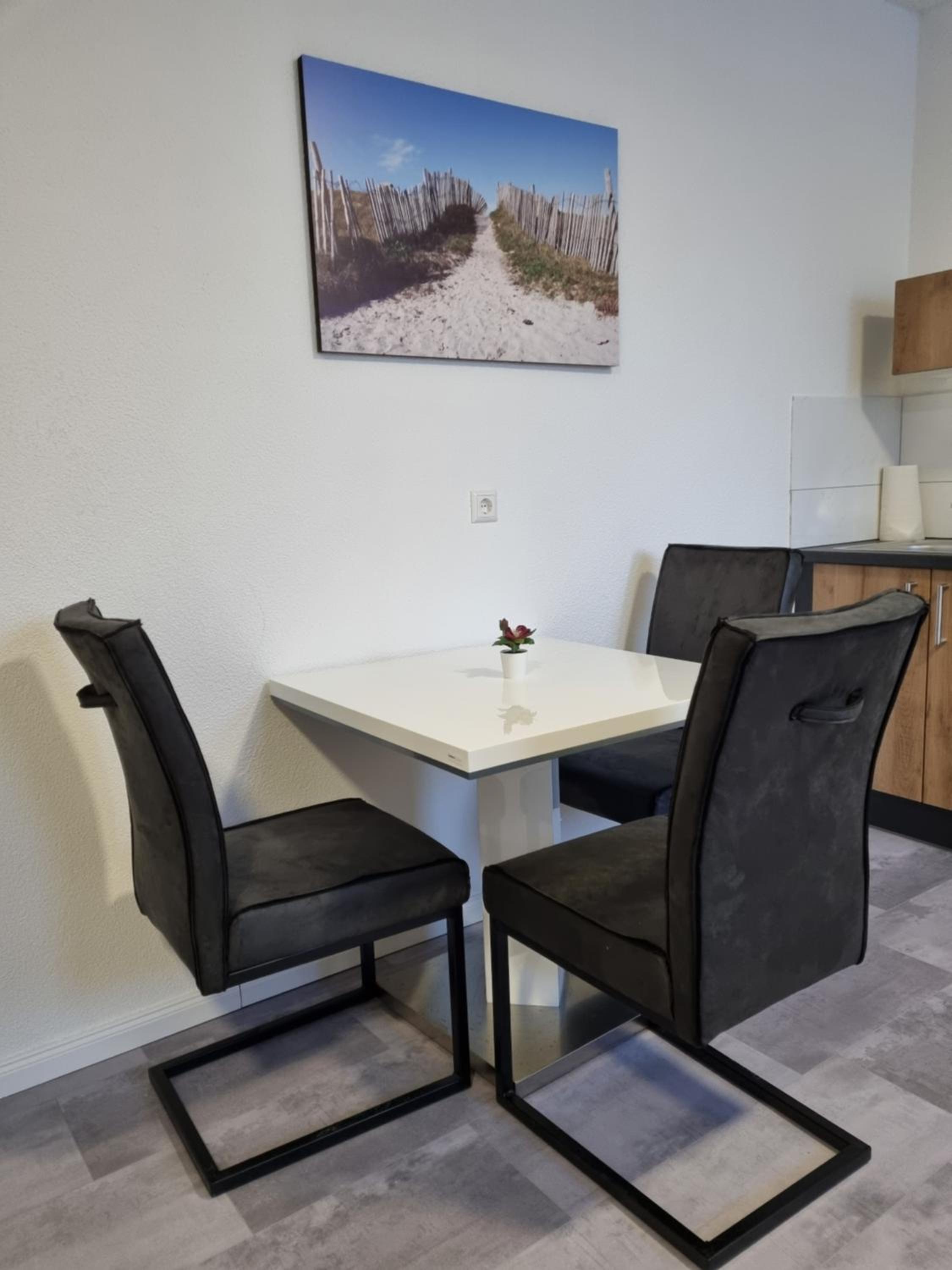 One-Bedroom Apartment - Photo 2
