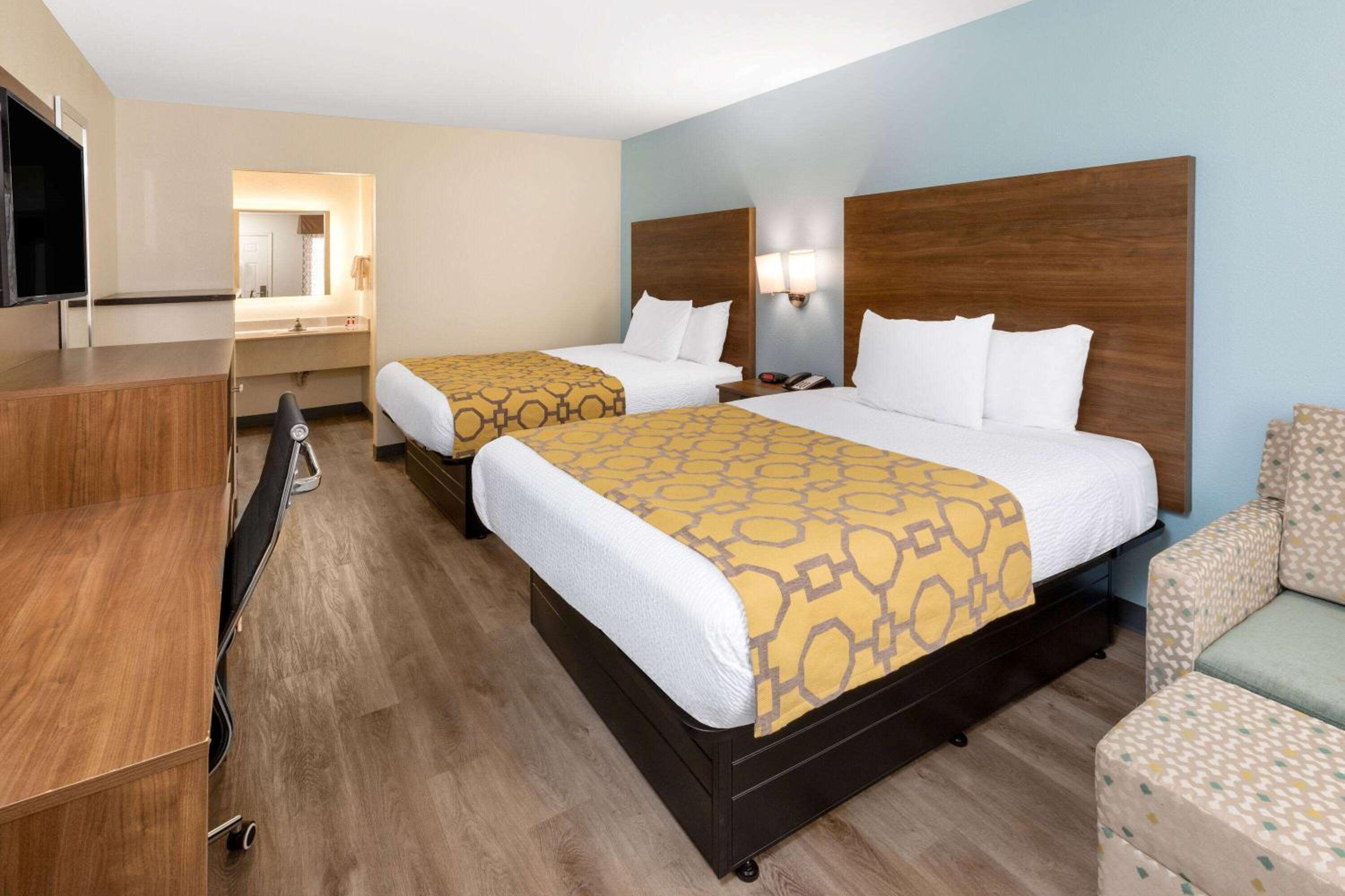 Queen Room with Two Queen Beds - Non-Smoking - Photo 10