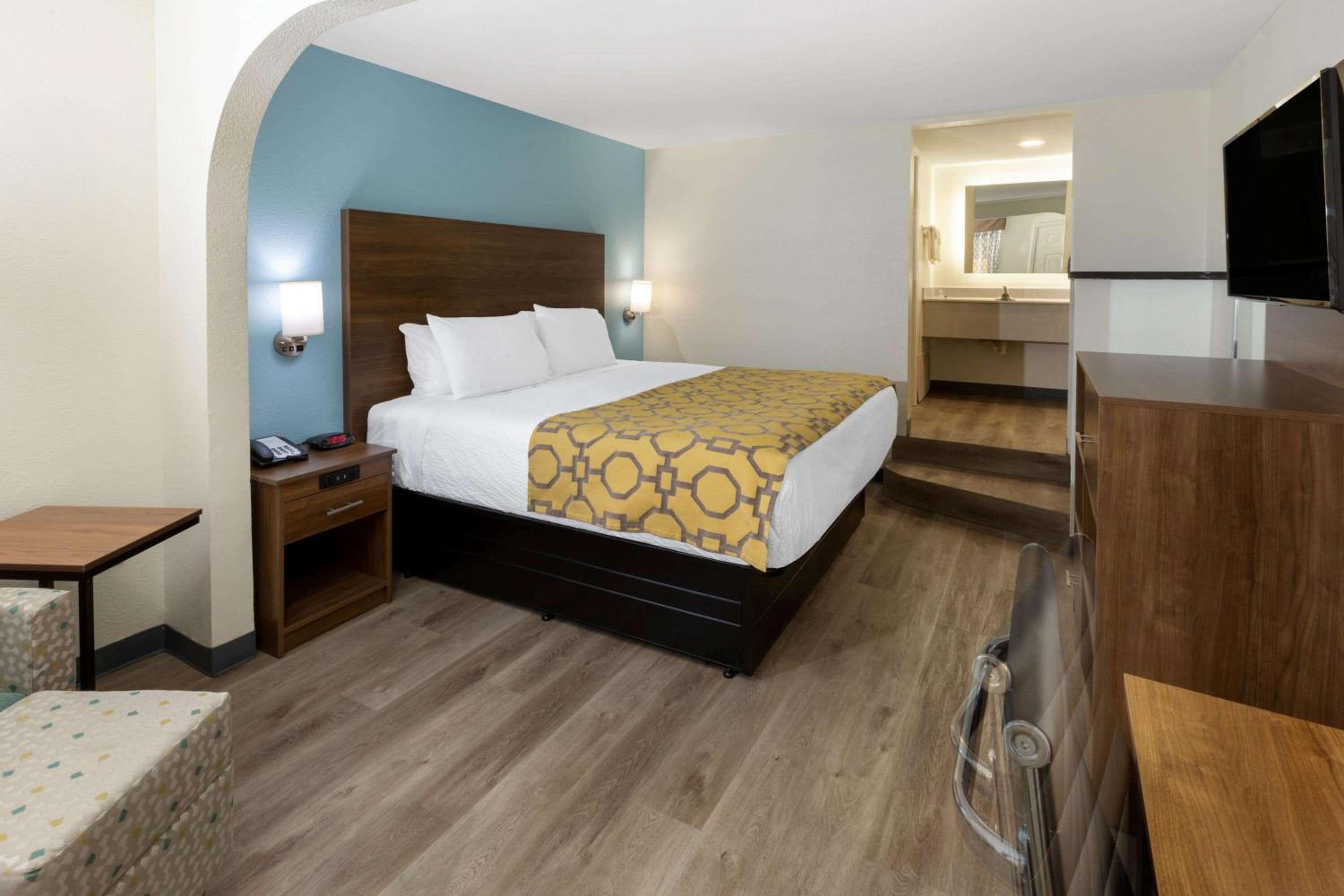 Deluxe King Room - Non-Smoking - Photo 1