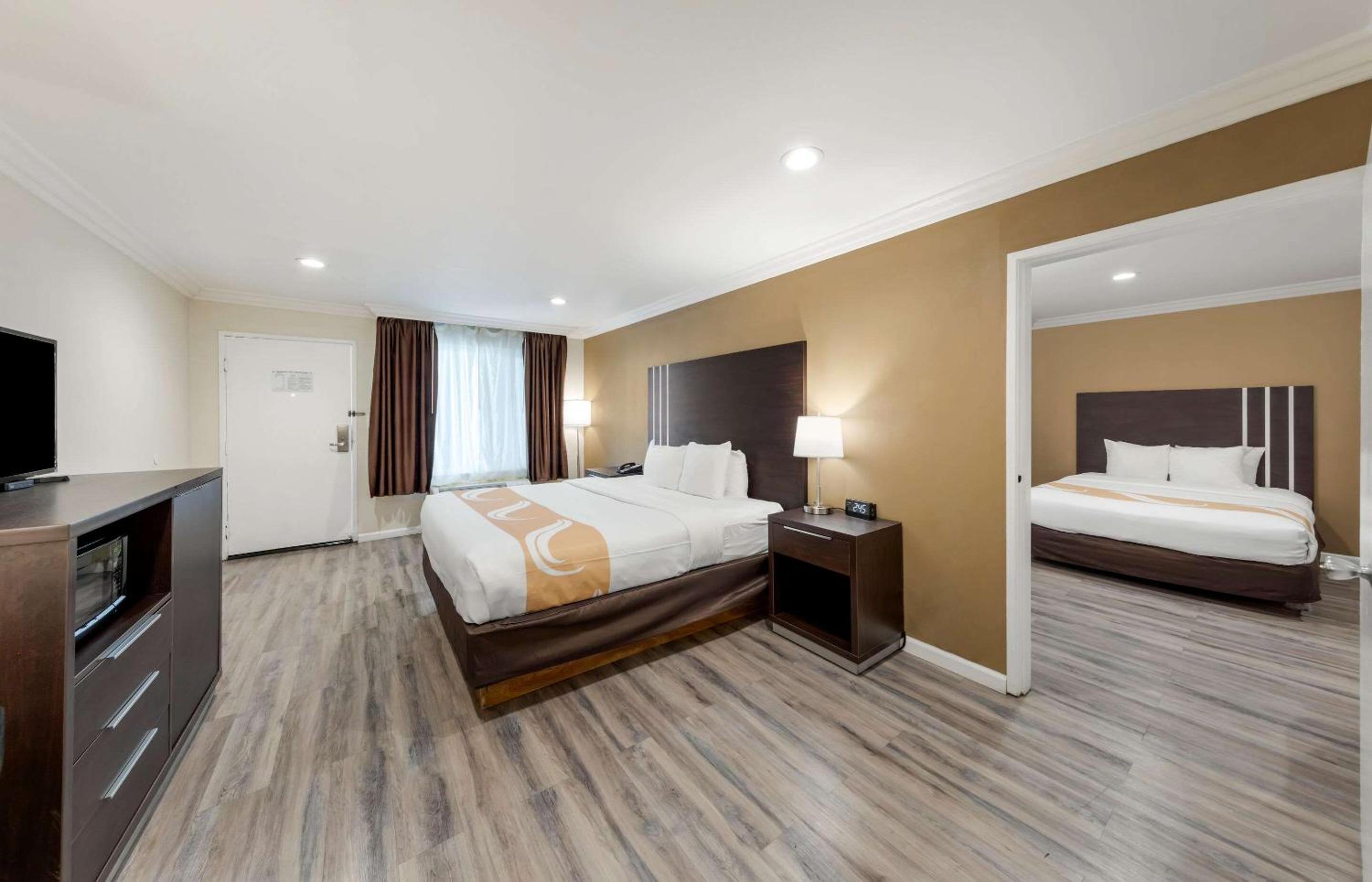 Standard Room, 1 King Bed, Non Smoking - Photo 2