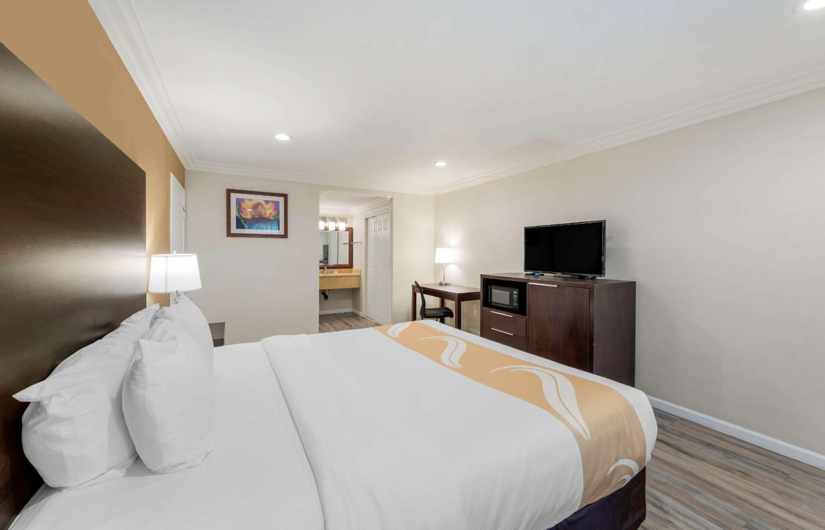 Standard Room, 1 King Bed, Non Smoking - Photo 7