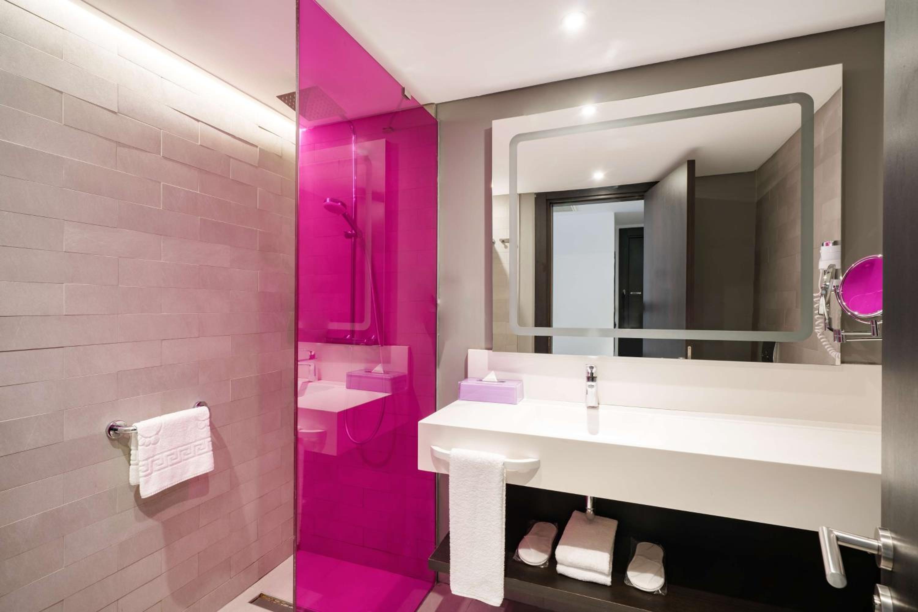 Superior Room with City View thumbnail 6