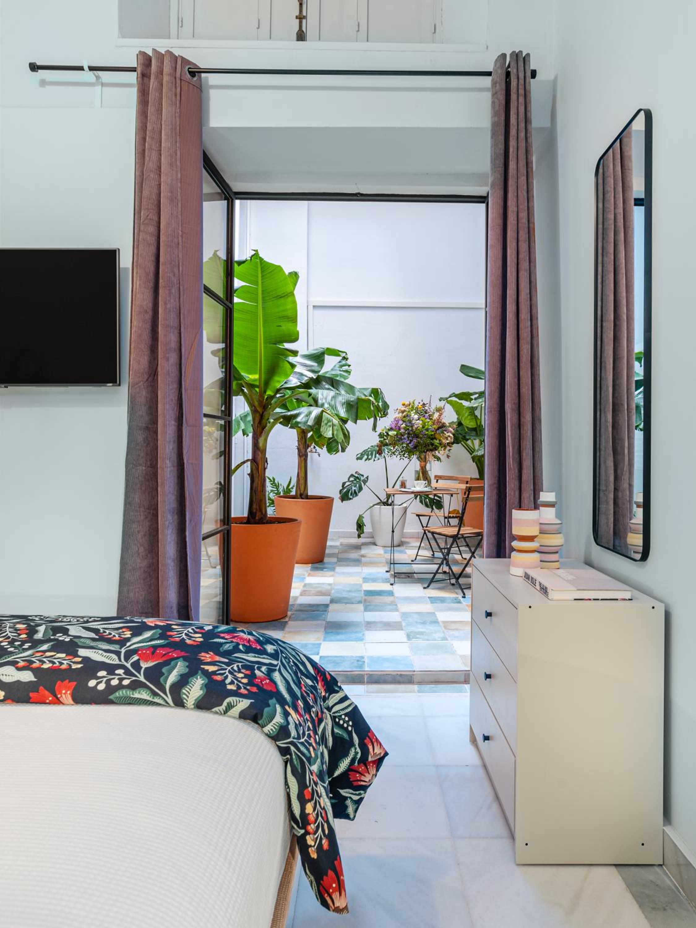 Deluxe King Room - Photo 11