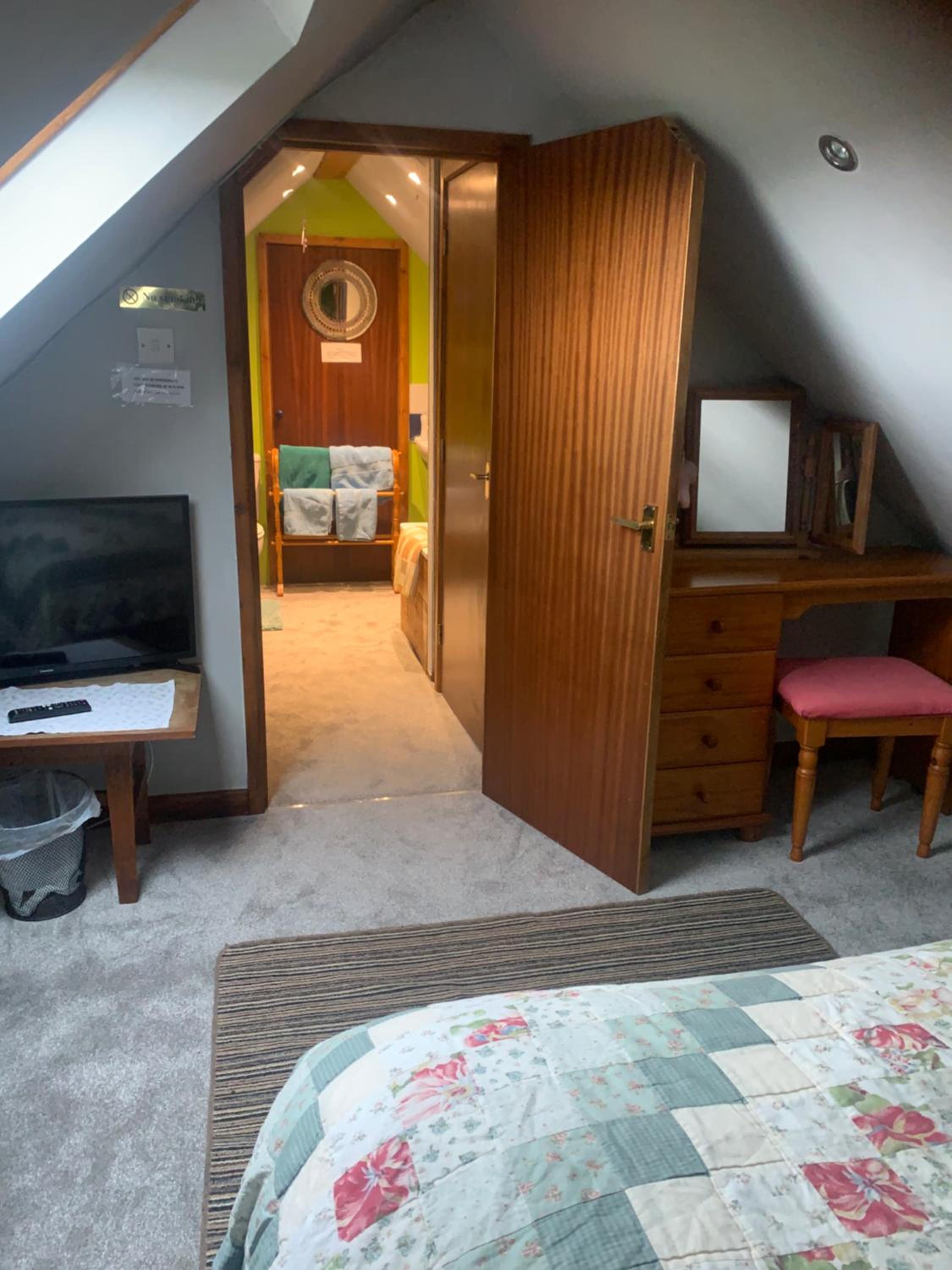 Budget Double Room - Attic - Photo 4