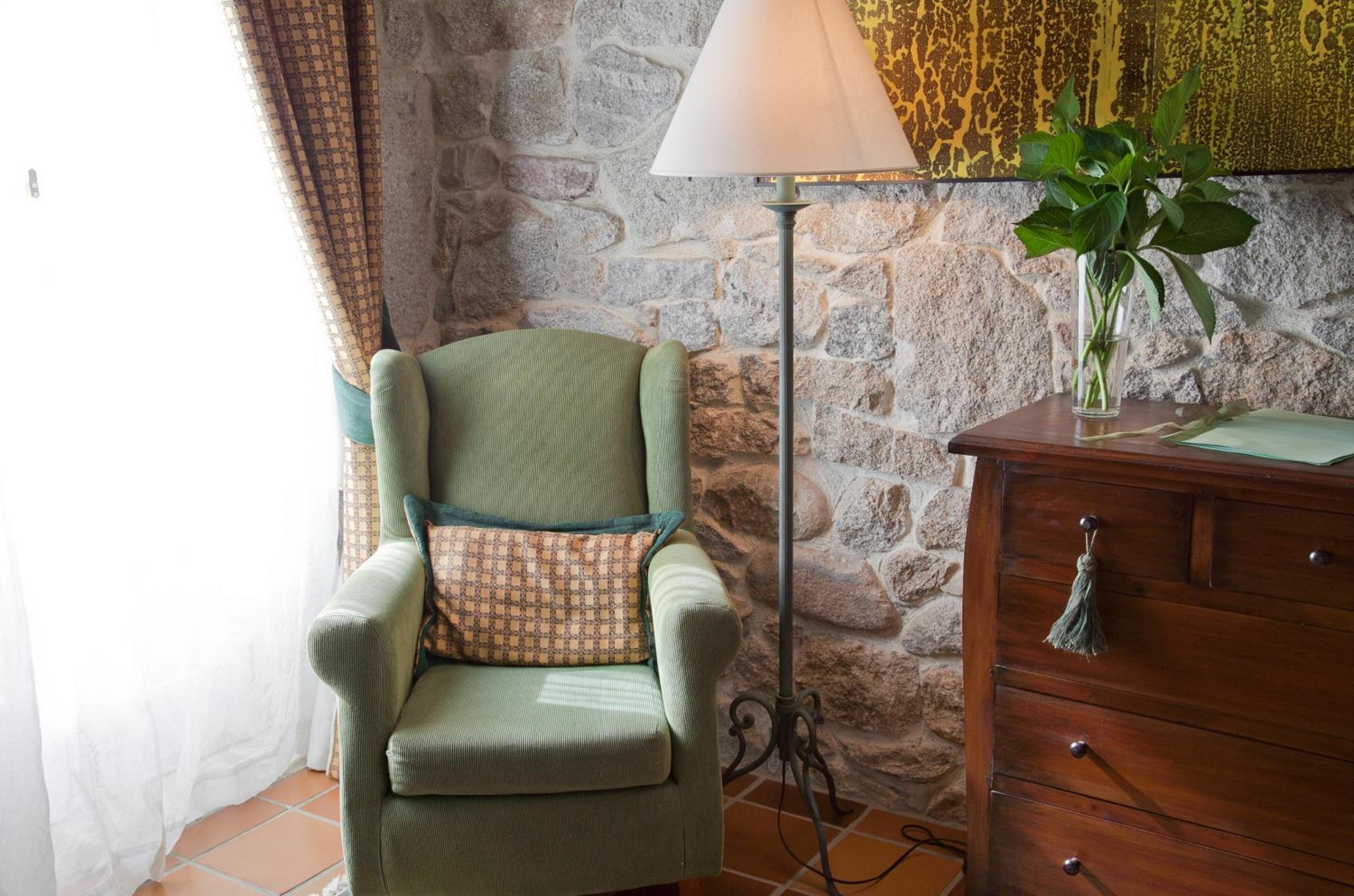 Room with Twin Bed - Photo 8