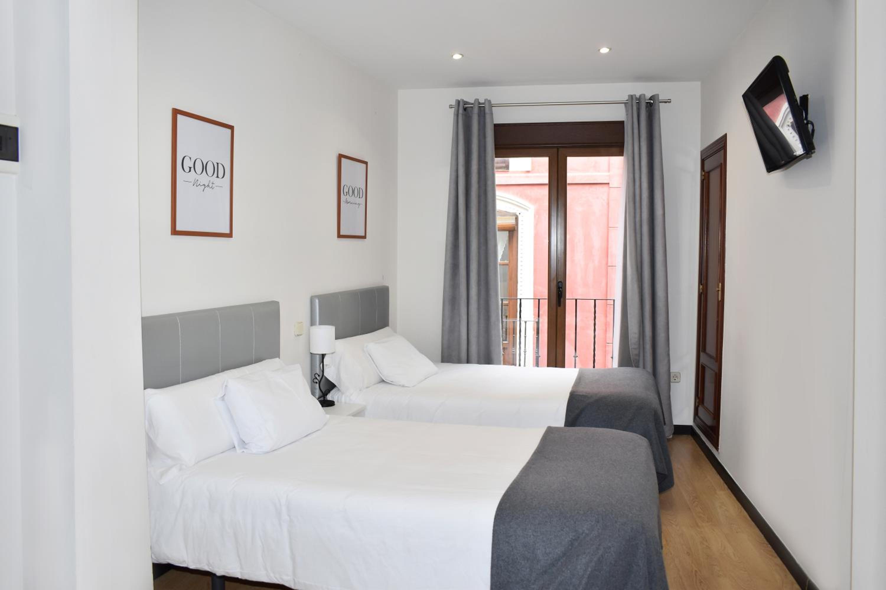 Twin Room with Balcony - Photo 7
