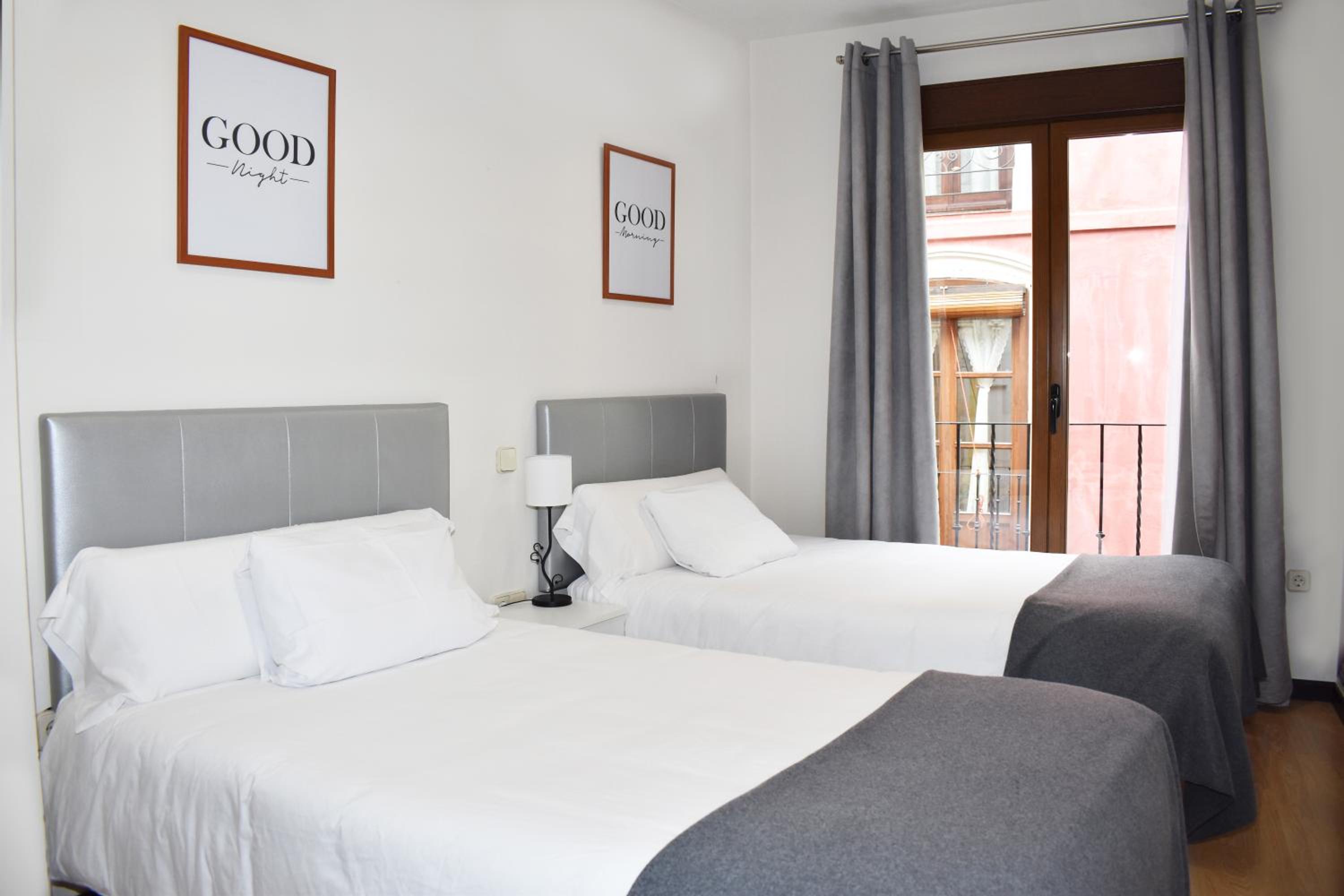 Twin Room with Balcony - Photo 1