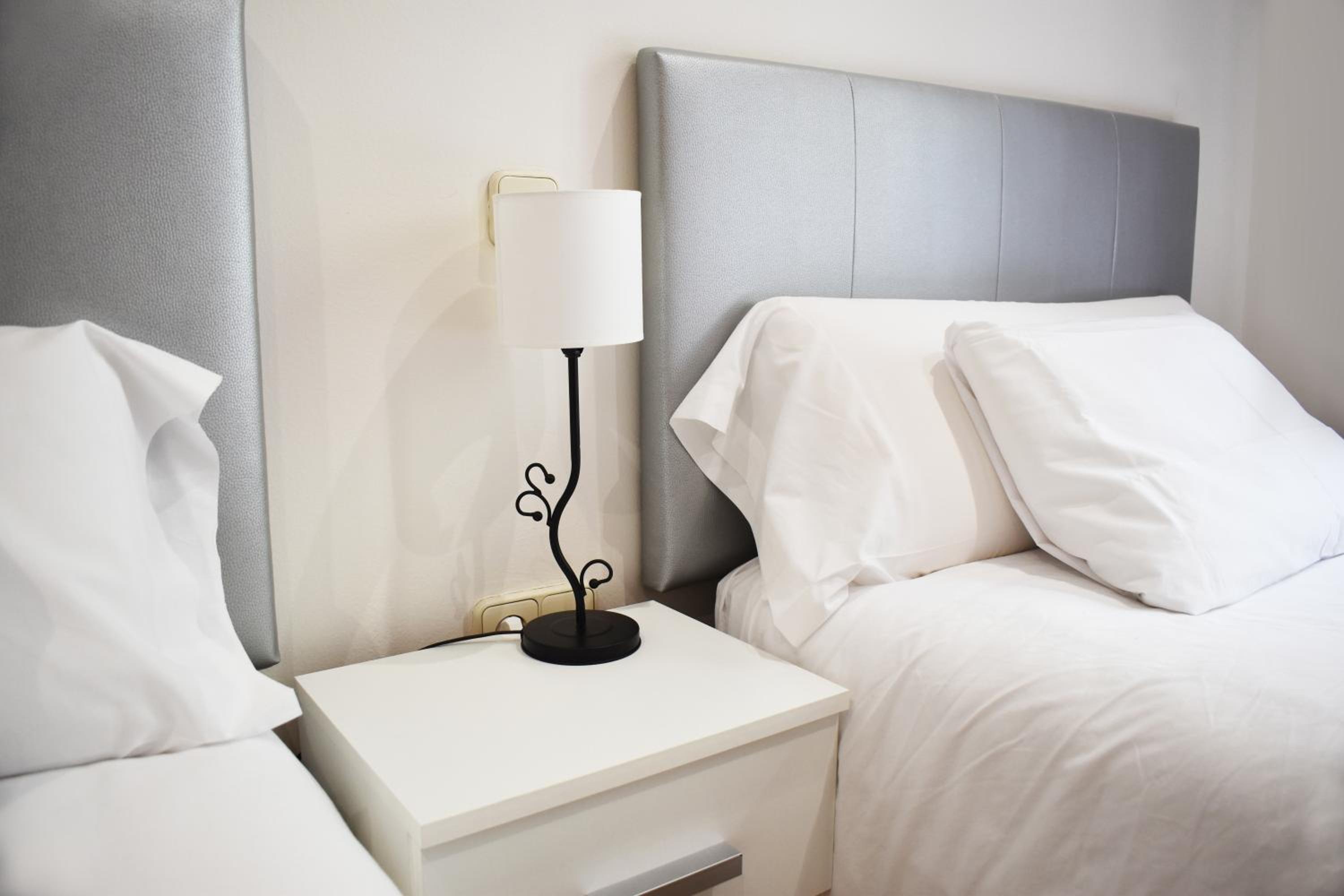 Twin Room with Balcony - Photo 8