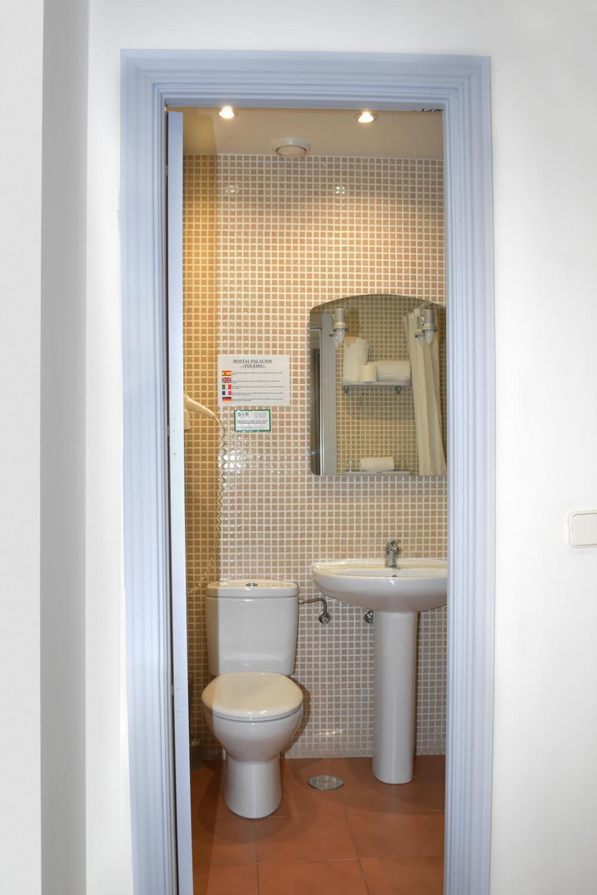 Standard Twin Room - Photo 5