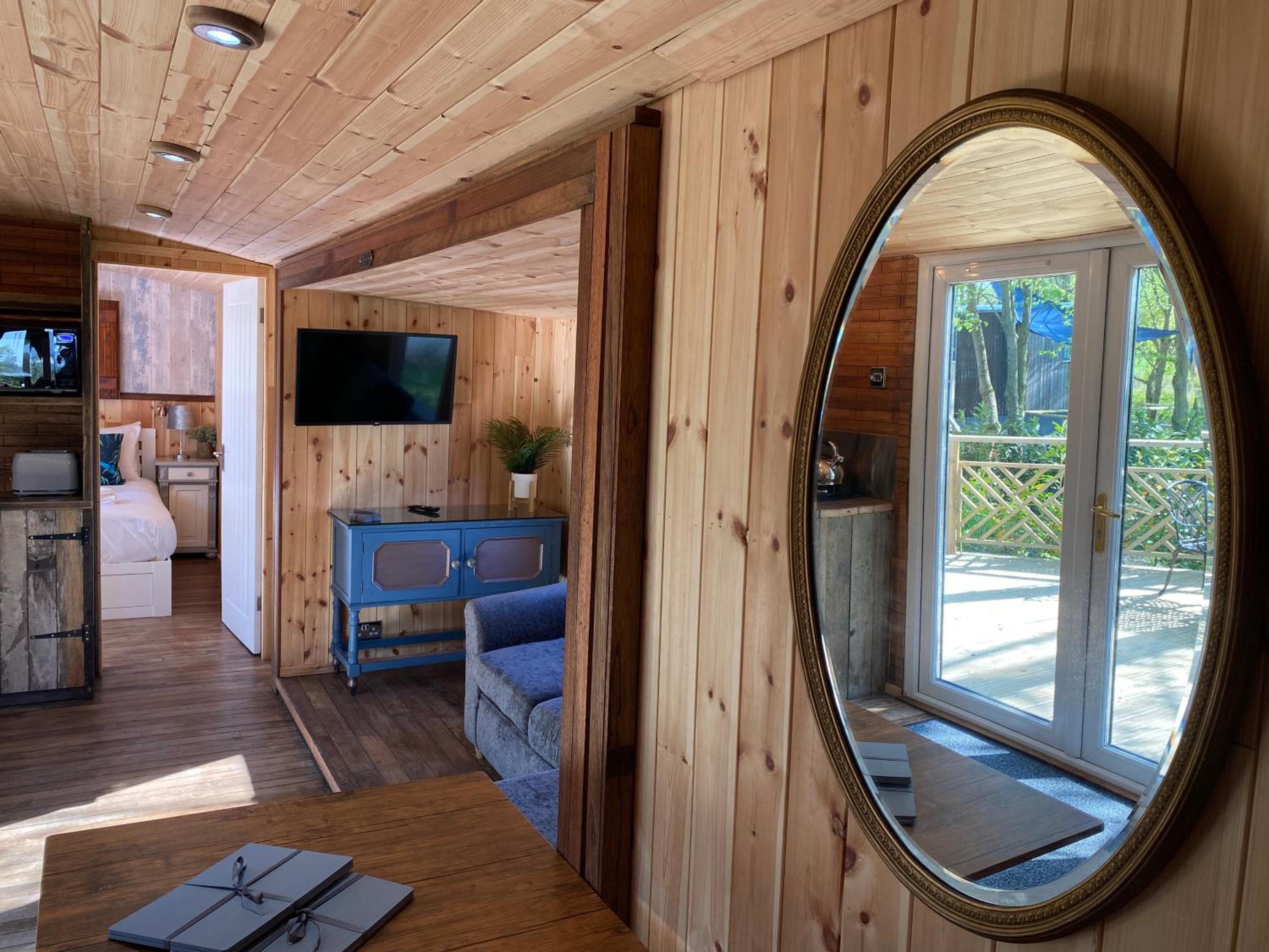 Luxury Lakeside Hot Tub Lodge - Kingfisher