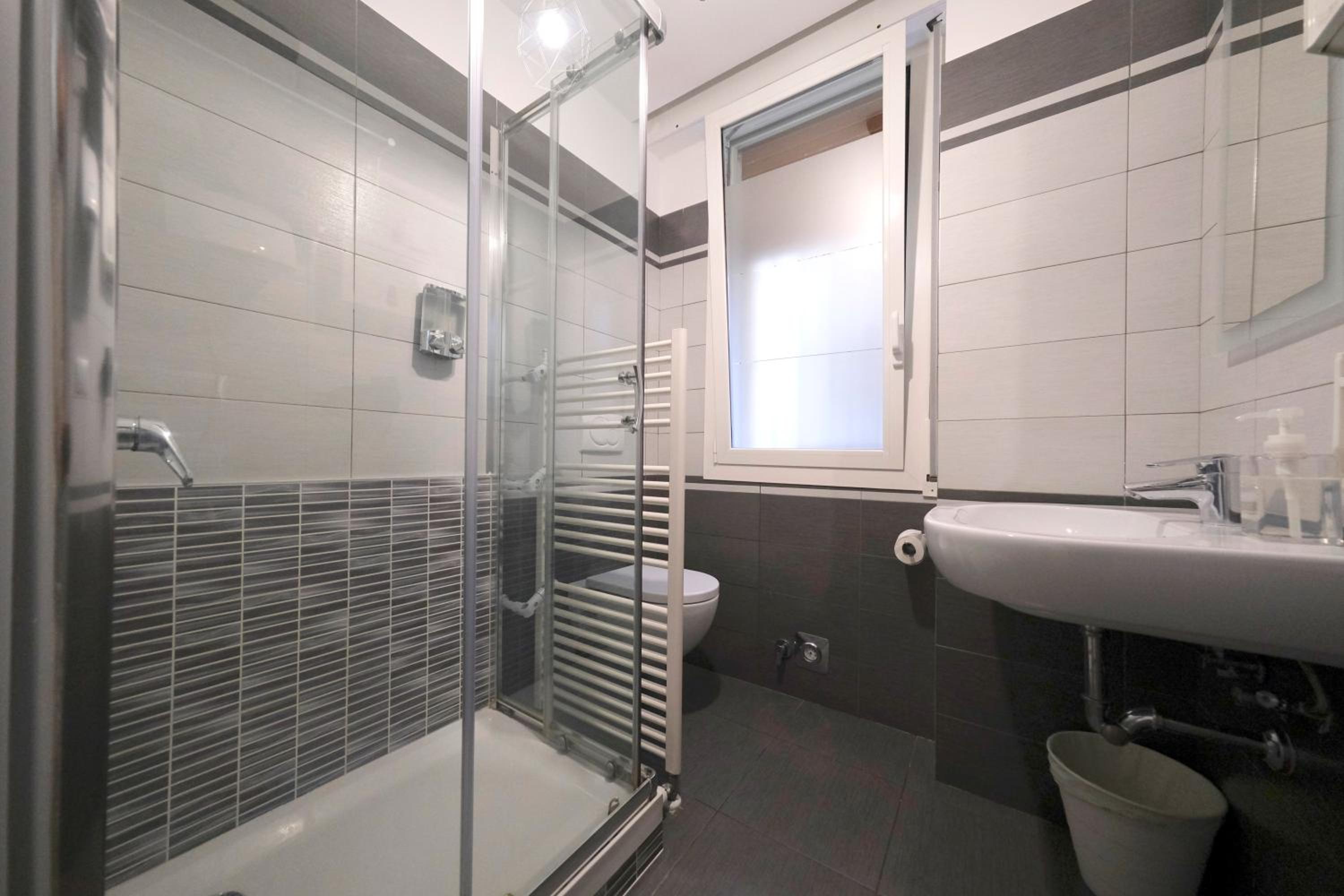 Budget Double Room - Photo 2