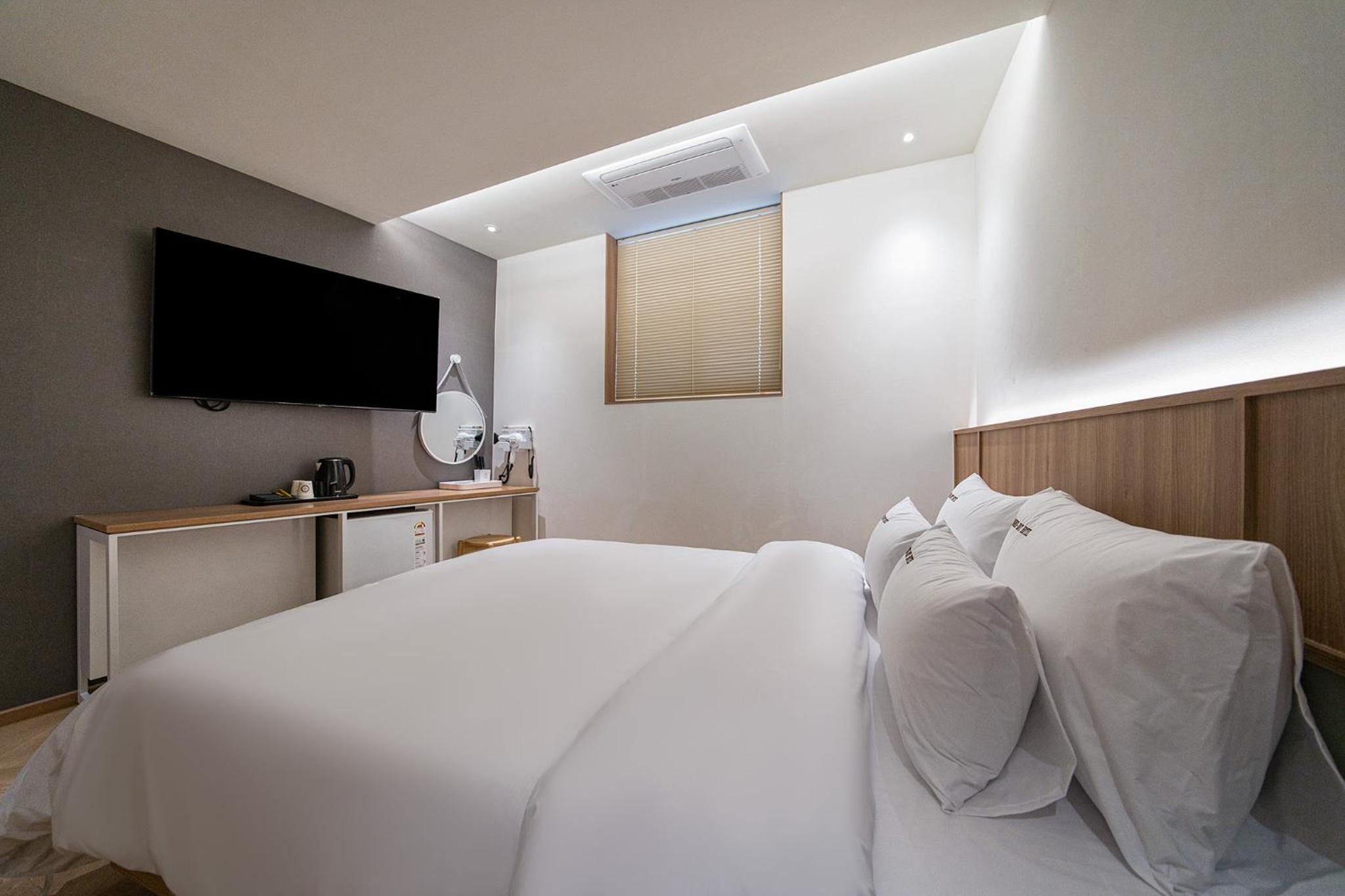 Standard Double Room - Photo 9