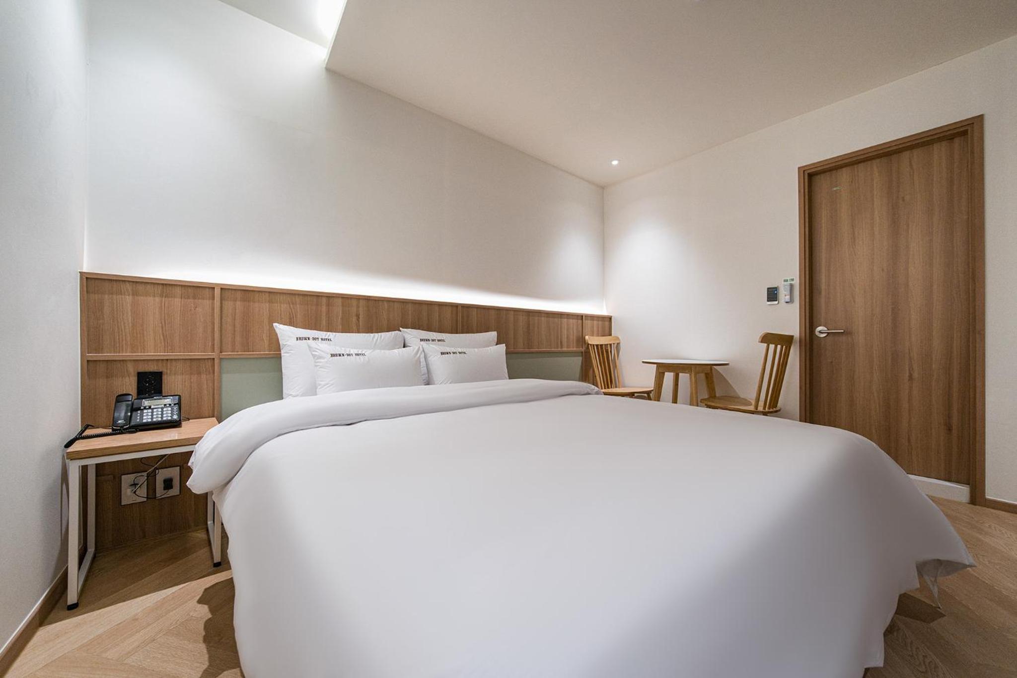 Standard Double Room - Photo 8