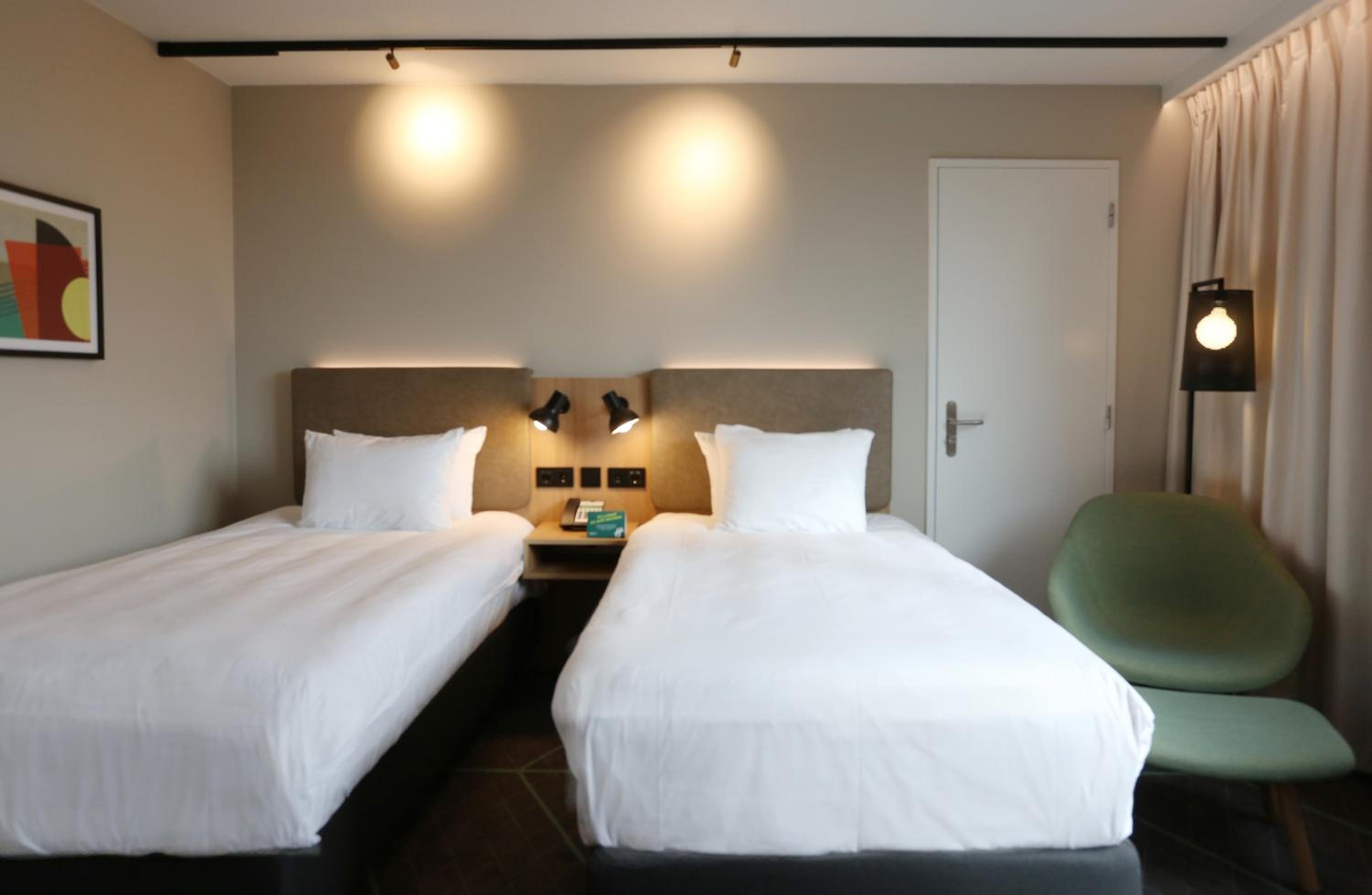 Standard Twin Room - Photo 8