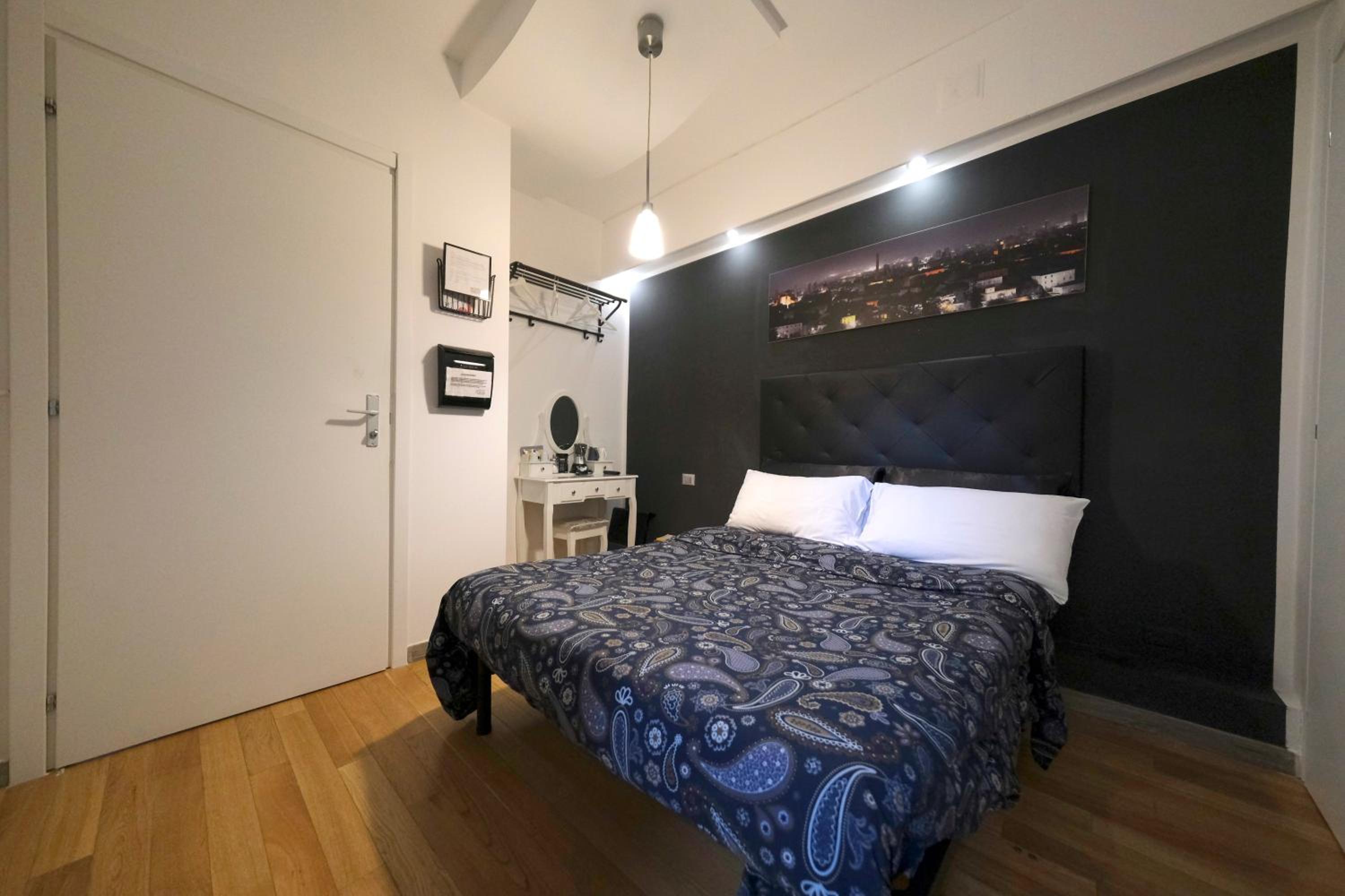 Budget Double Room - Photo 5