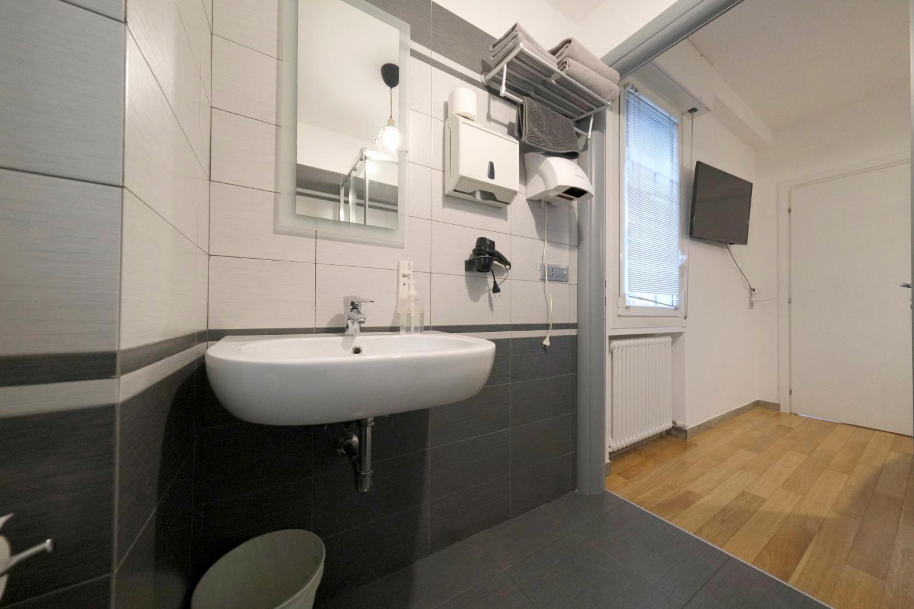 Budget Double Room - Photo 4