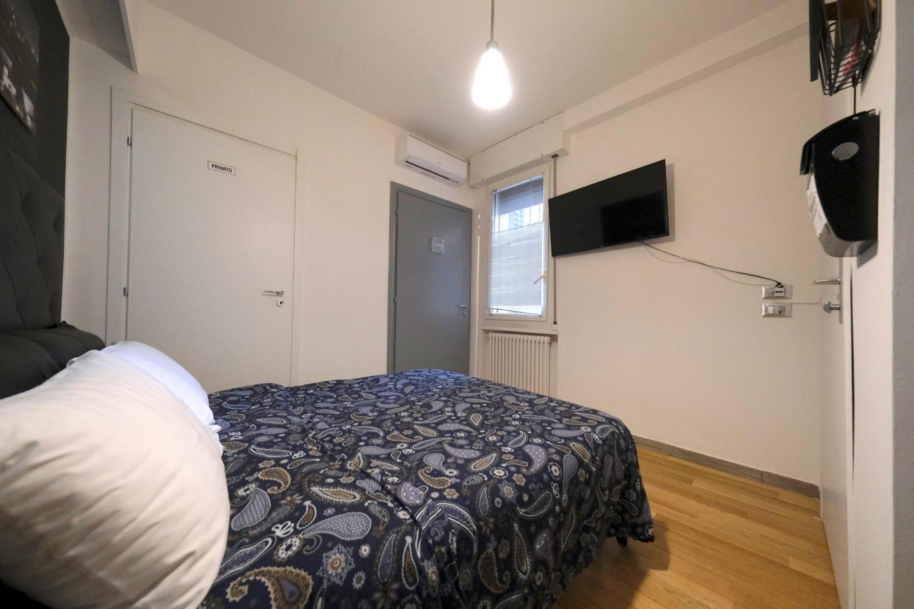 Budget Double Room - Photo 3