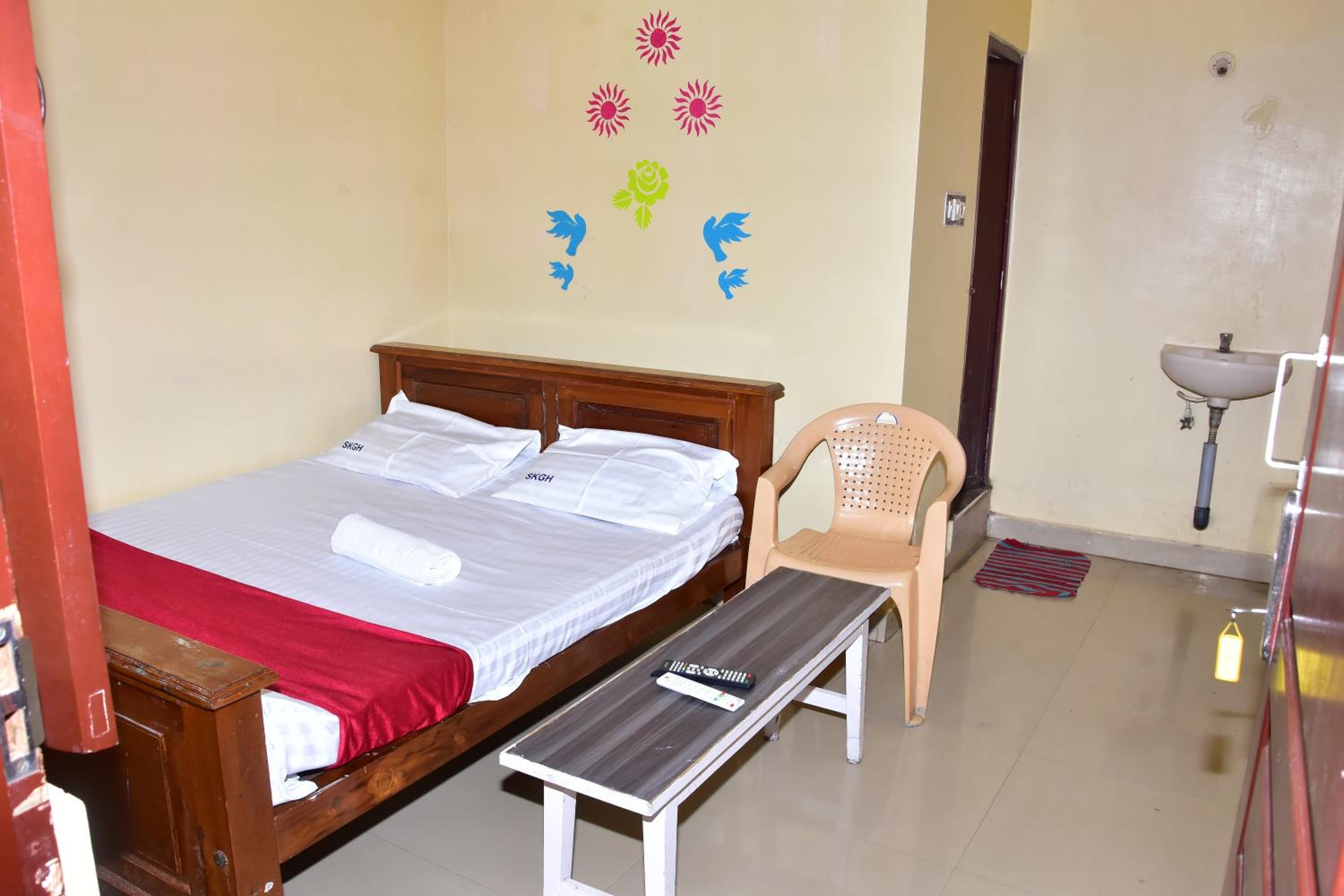Budget Double Room - Photo 12