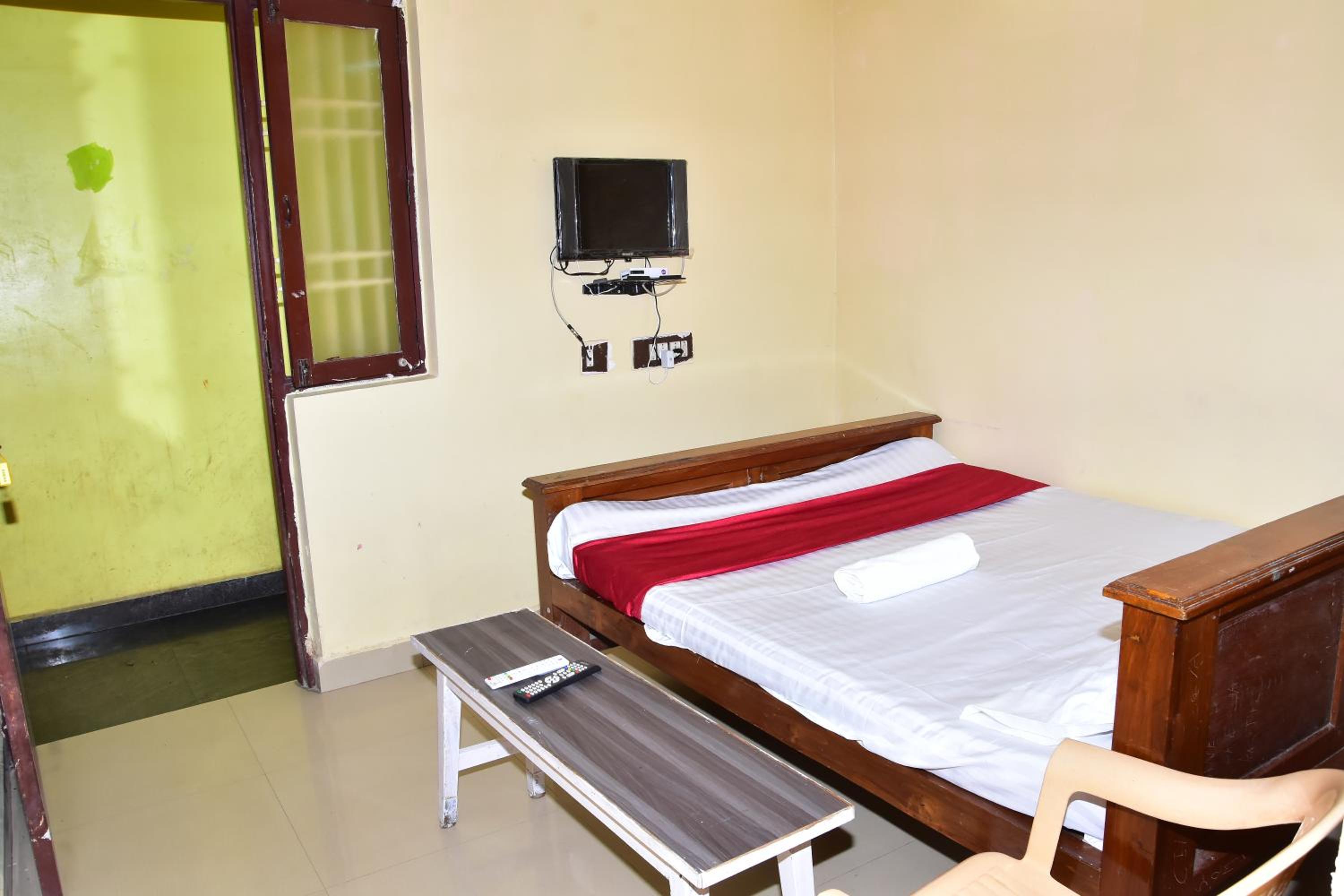 Budget Double Room - Photo 11