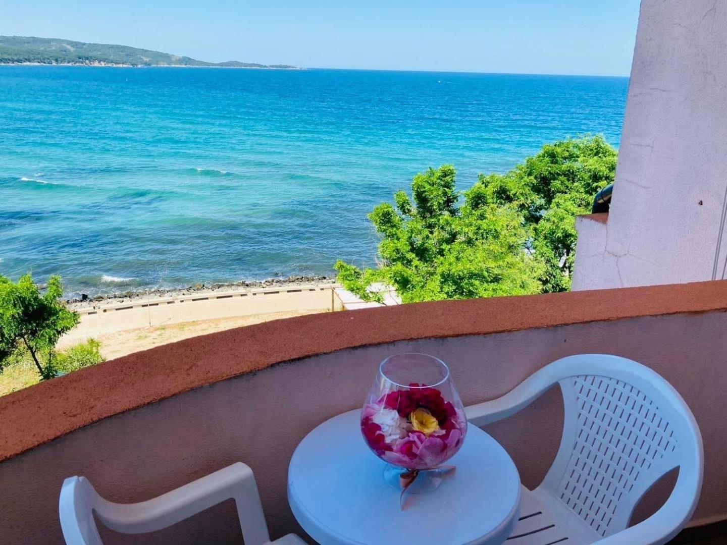 Double or Twin Room with Sea View (2 adults) - Photo 8