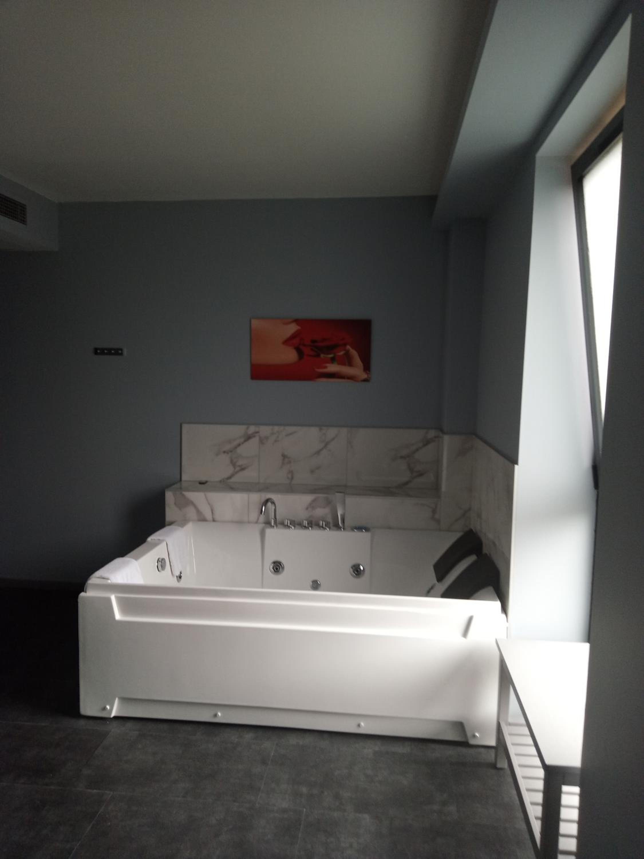 Deluxe Junior Suite - Photo 16