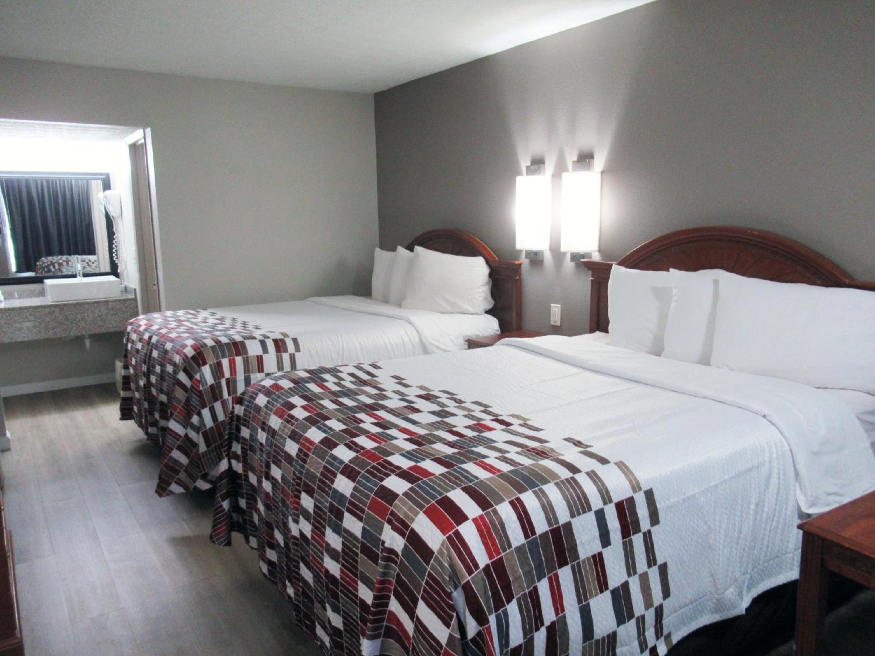 Deluxe Queen Room with Two Queen Beds Non-Smoking photo 3