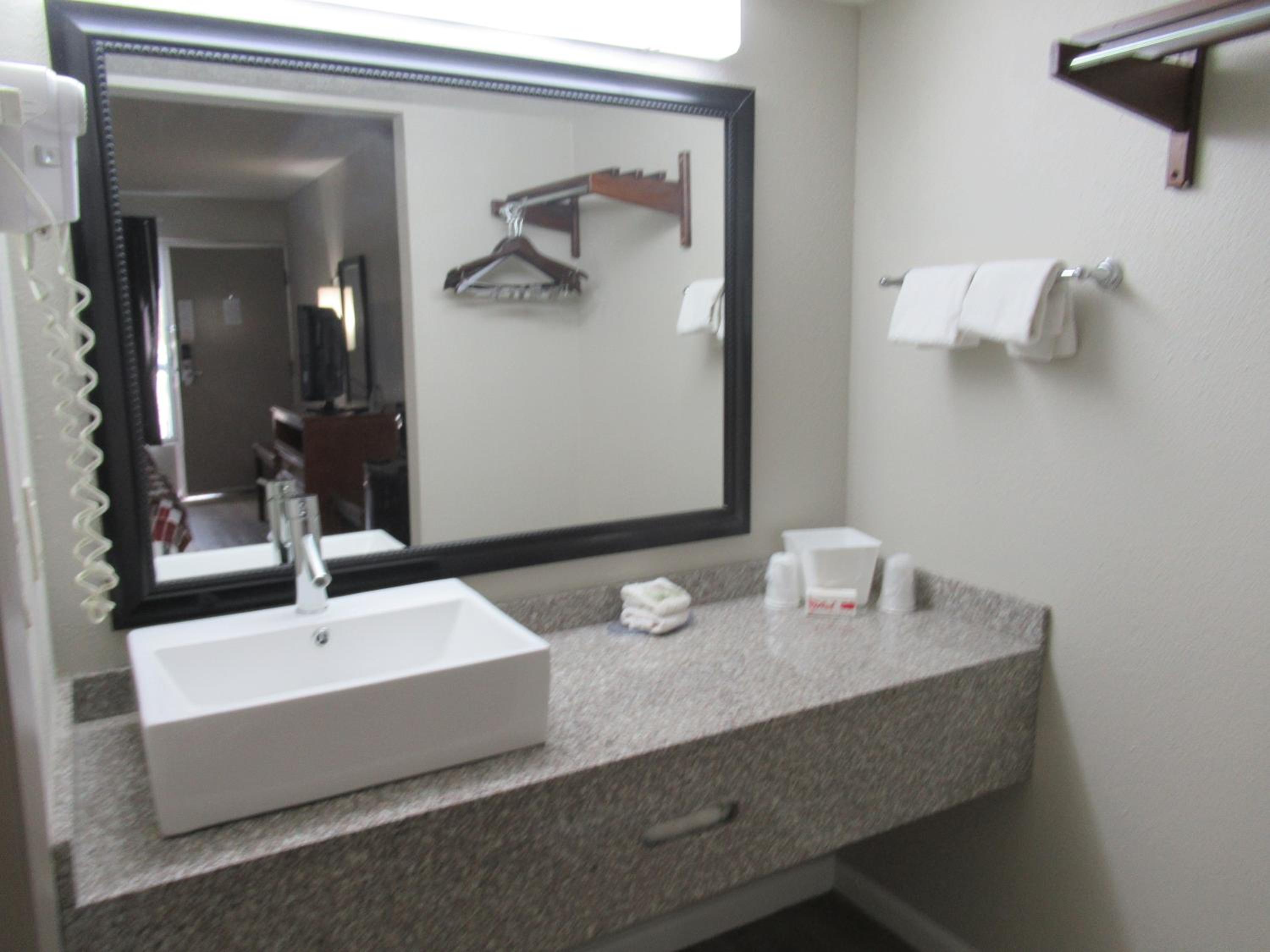 Deluxe Queen Room with Two Queen Beds Non-Smoking photo 2