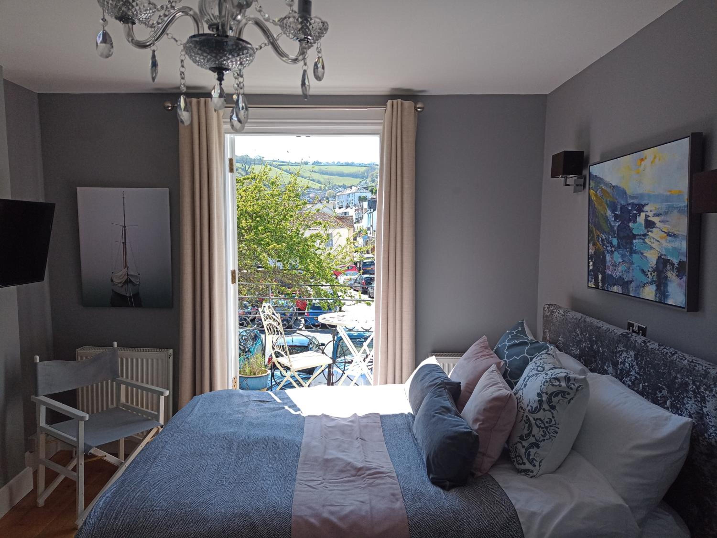 Double Room with Balcony - Photo 3