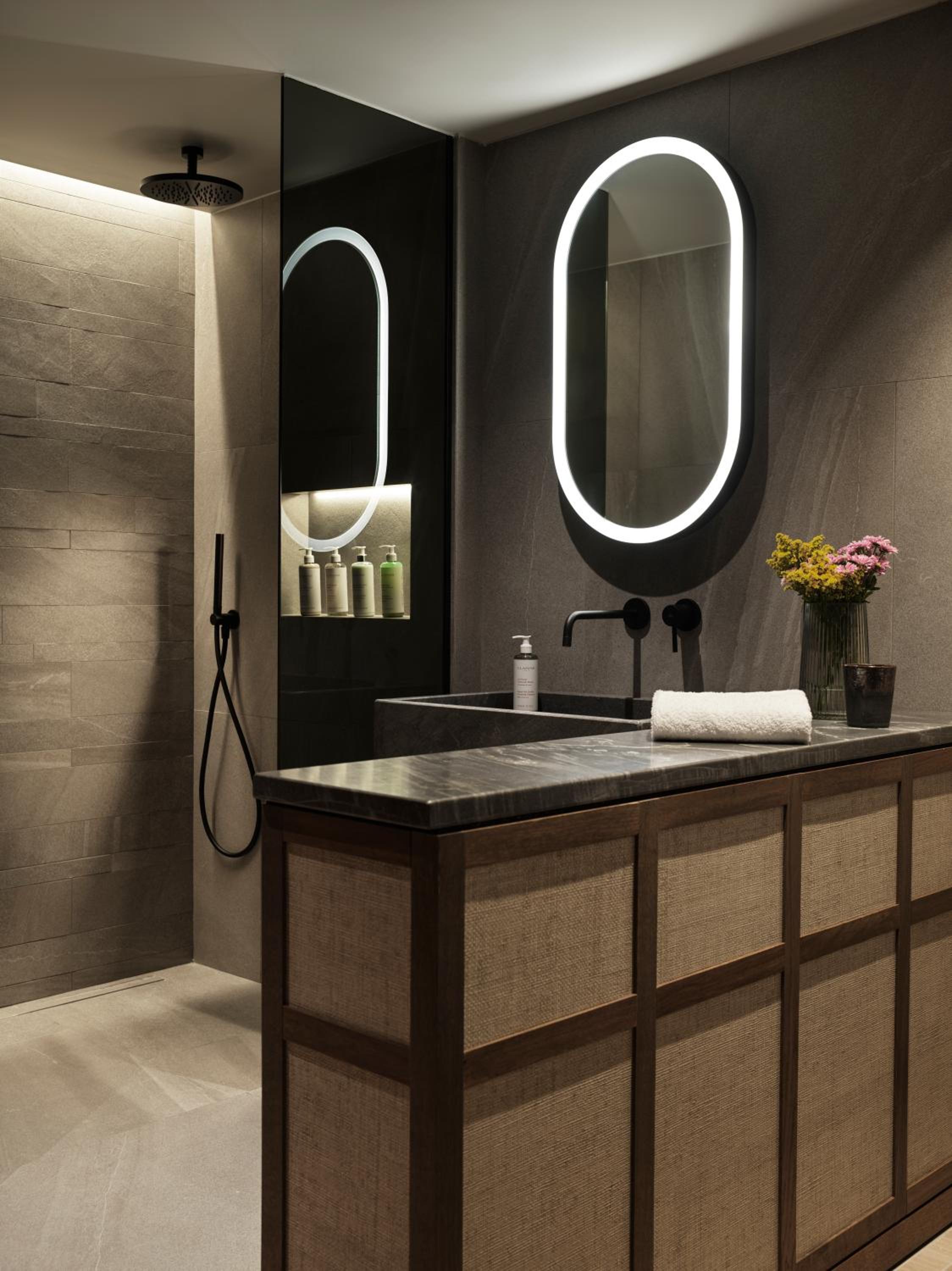 Junior Suite with Plunge Pool and Atrium View photo 2