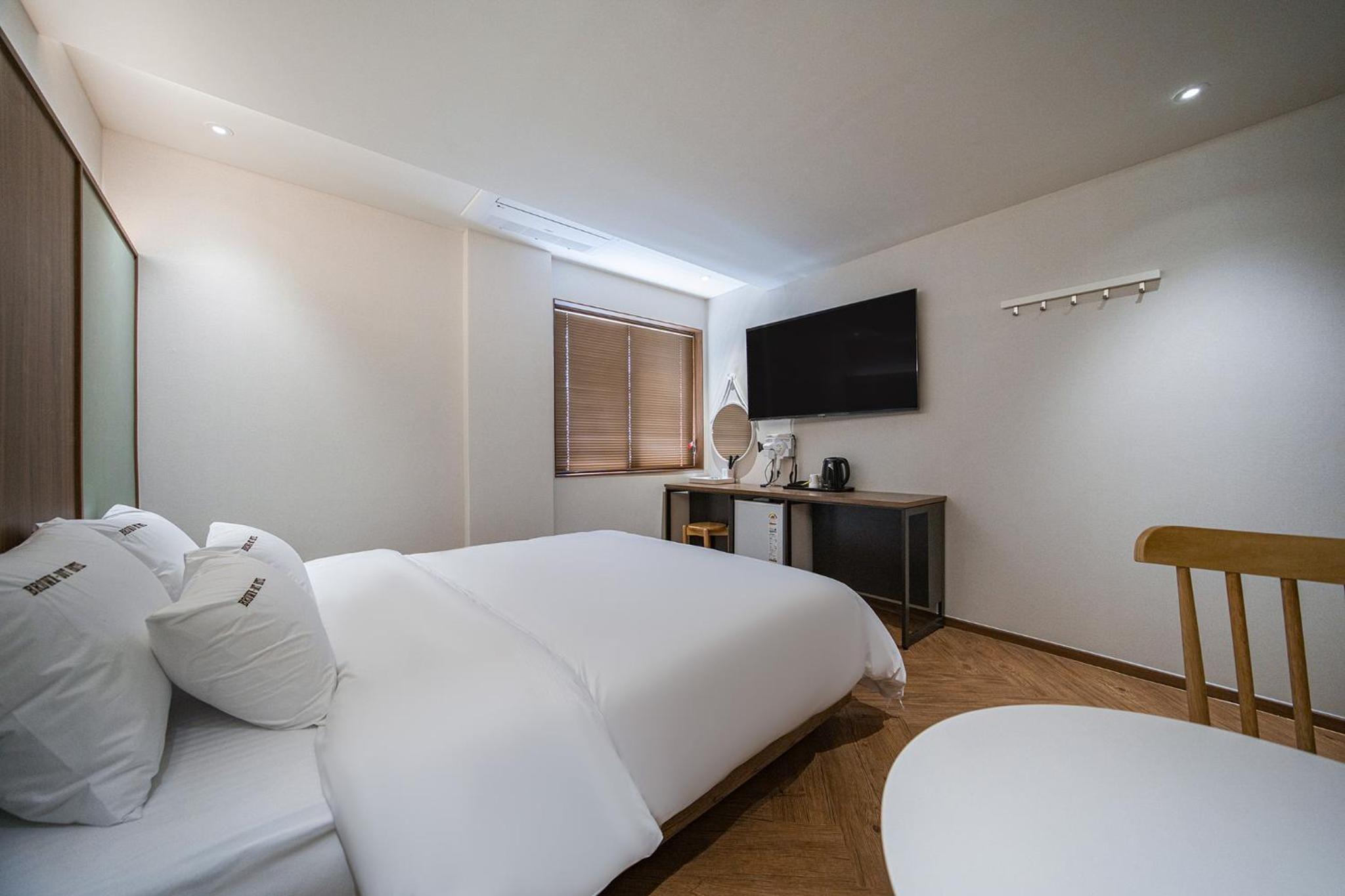 Standard Double Room - Photo 12