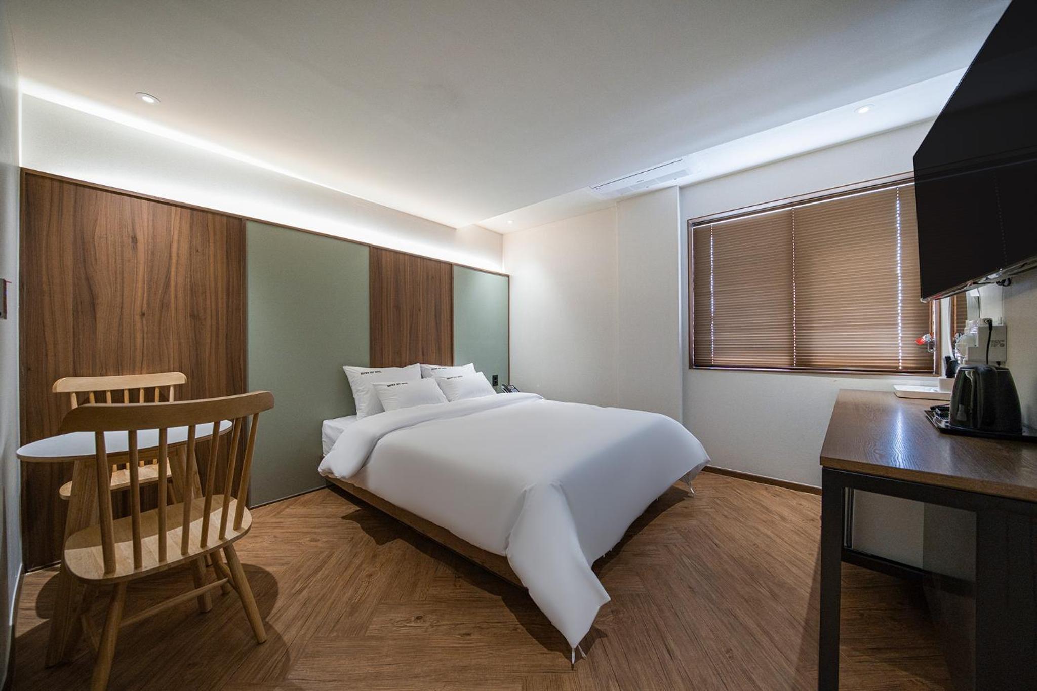 Standard Double Room - Photo 13