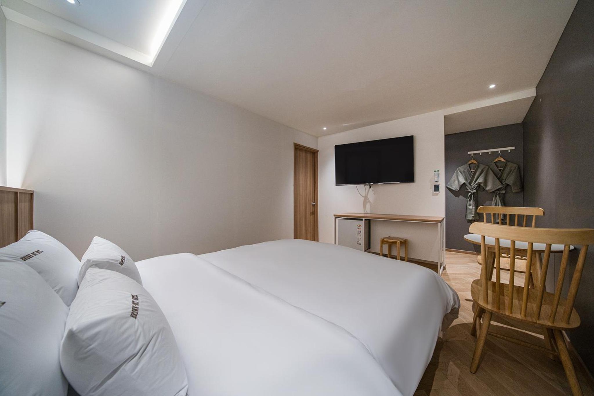 Standard Double Room - Photo 16