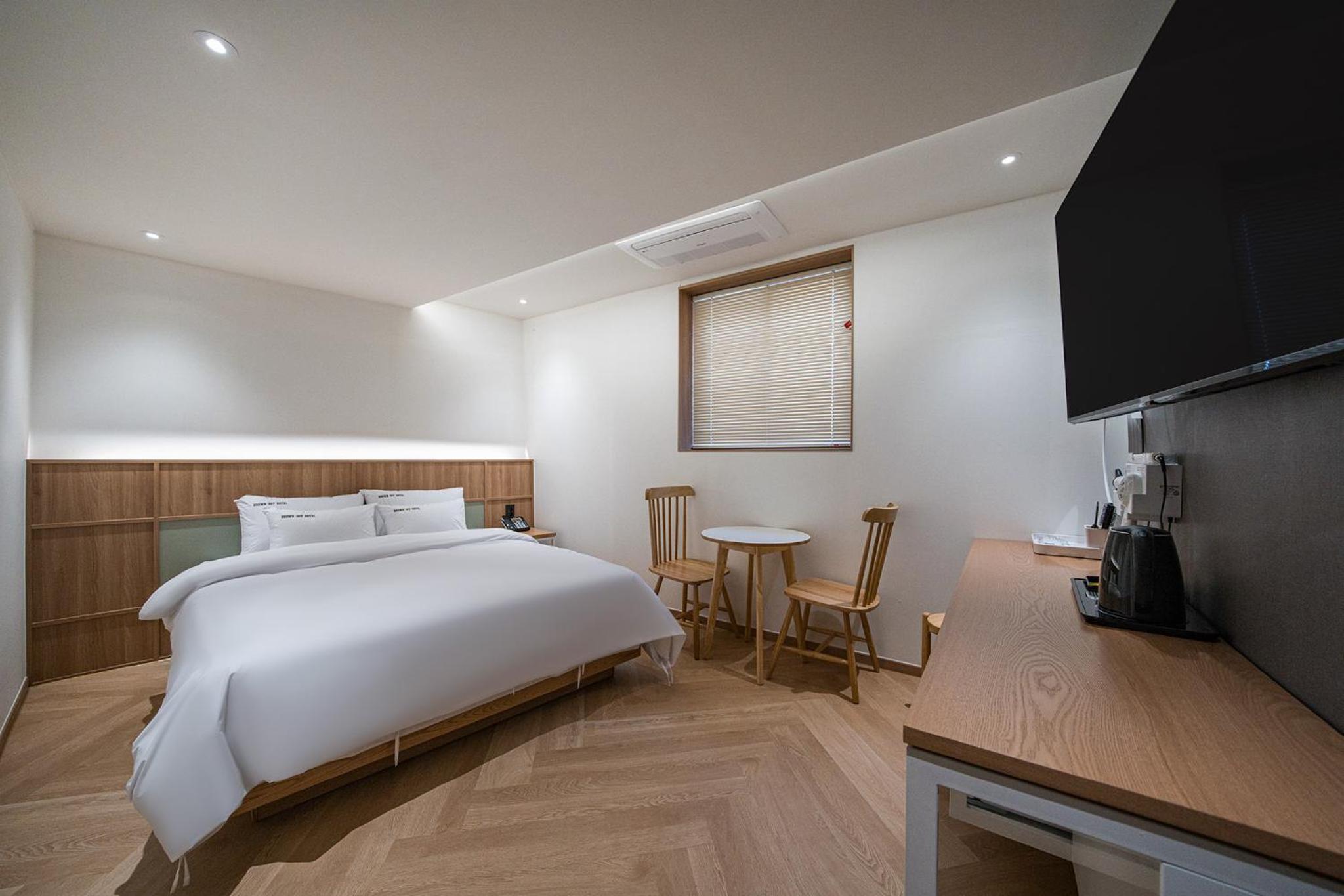 Standard Double Room - Photo 11