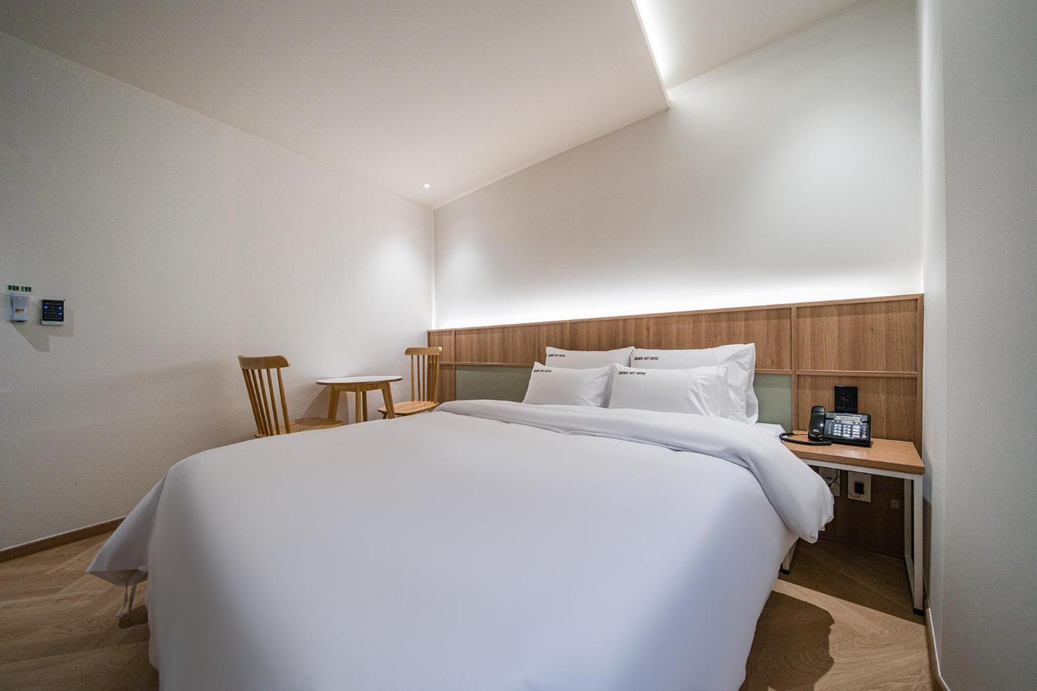 Standard Double Room - Photo 15