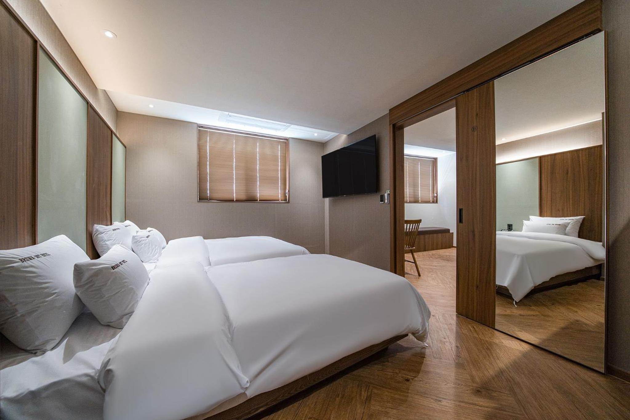 Deluxe Twin Room - Photo 11