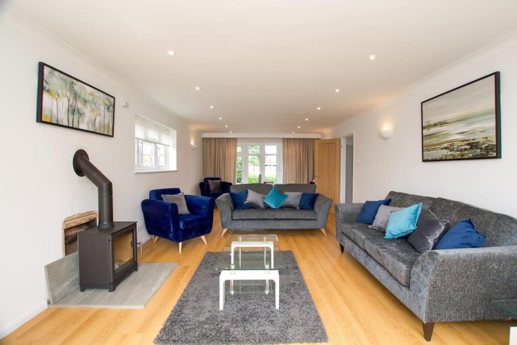 Five-Bedroom House photo 1