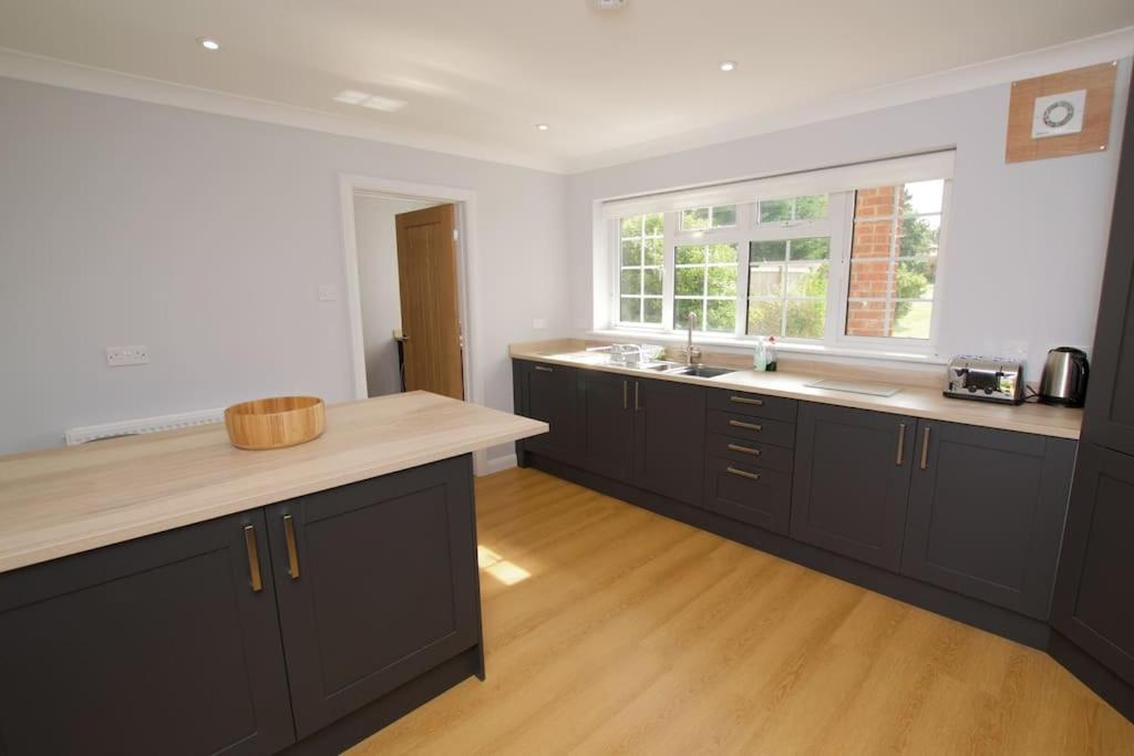 Five-Bedroom House photo 2